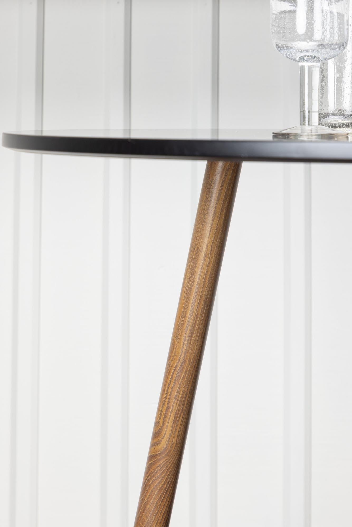 Eleganter runder Esstisch Polar von Venture Home, ideal für gesellige Abende mit Familie und Freunden. Hochwertige MDF-Oberfläche und stabile Eichenoptik-Beine.