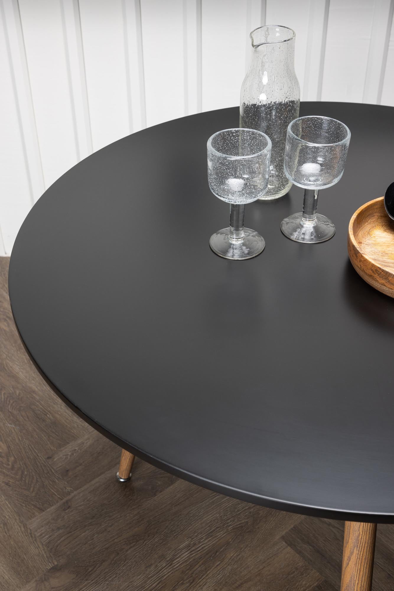 Eleganter runder Esstisch Polar von Venture Home in skandinavischem Stil.