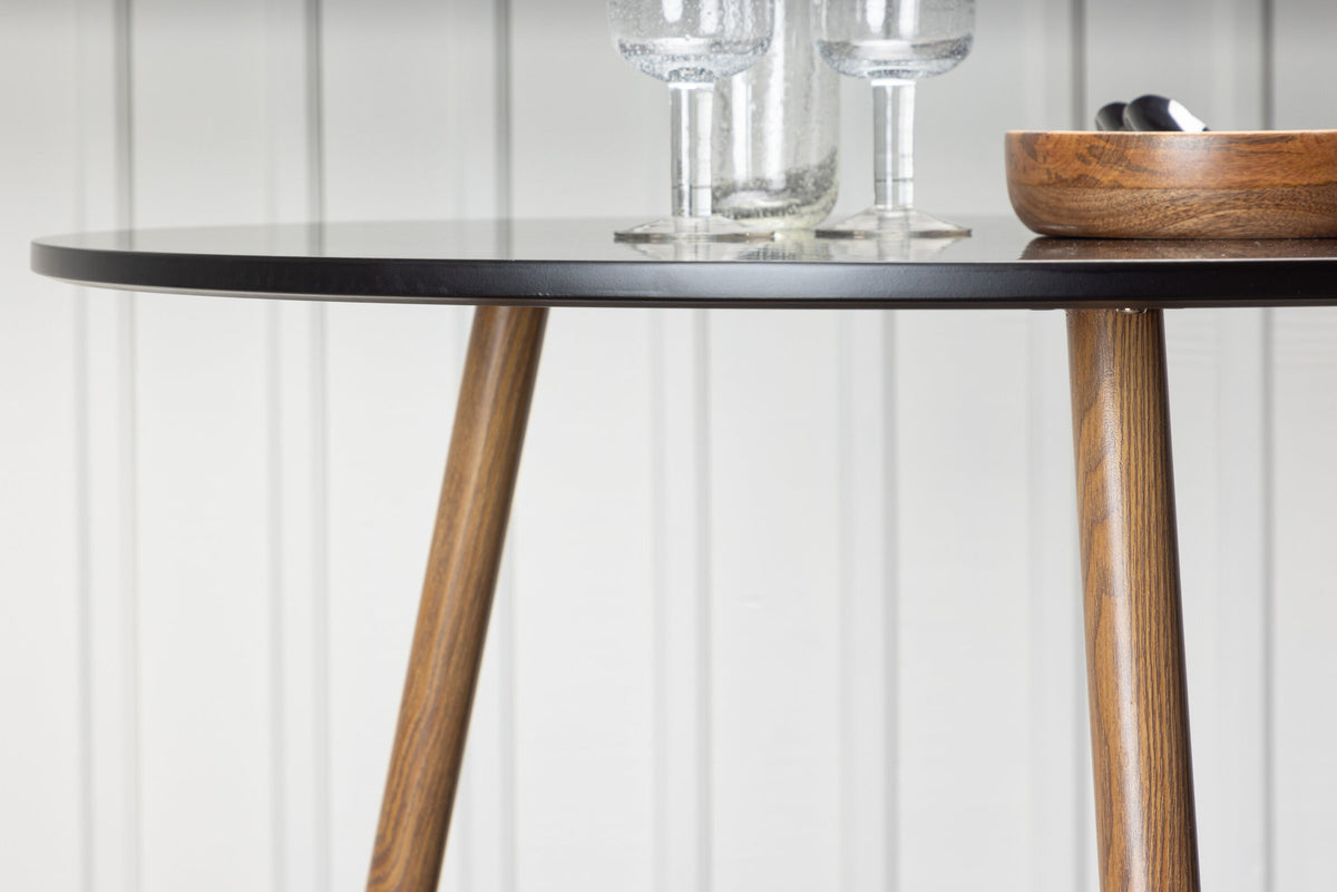 Polar Esstisch rund in Schwarz präsentiert im Onlineshop von KAQTU Design AG. Esstisch ist von Venture Home