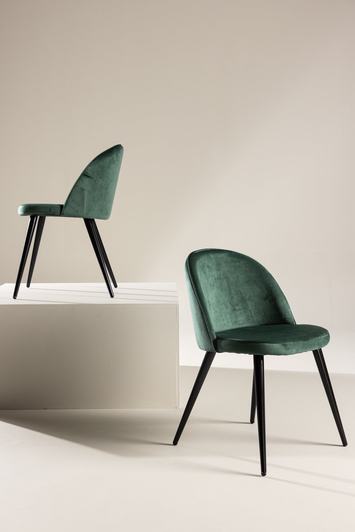 Velvet Matstol Stuhl in Grün / Schwarz präsentiert im Onlineshop von KAQTU Design AG. Schalenstuhl ist von Venture Home