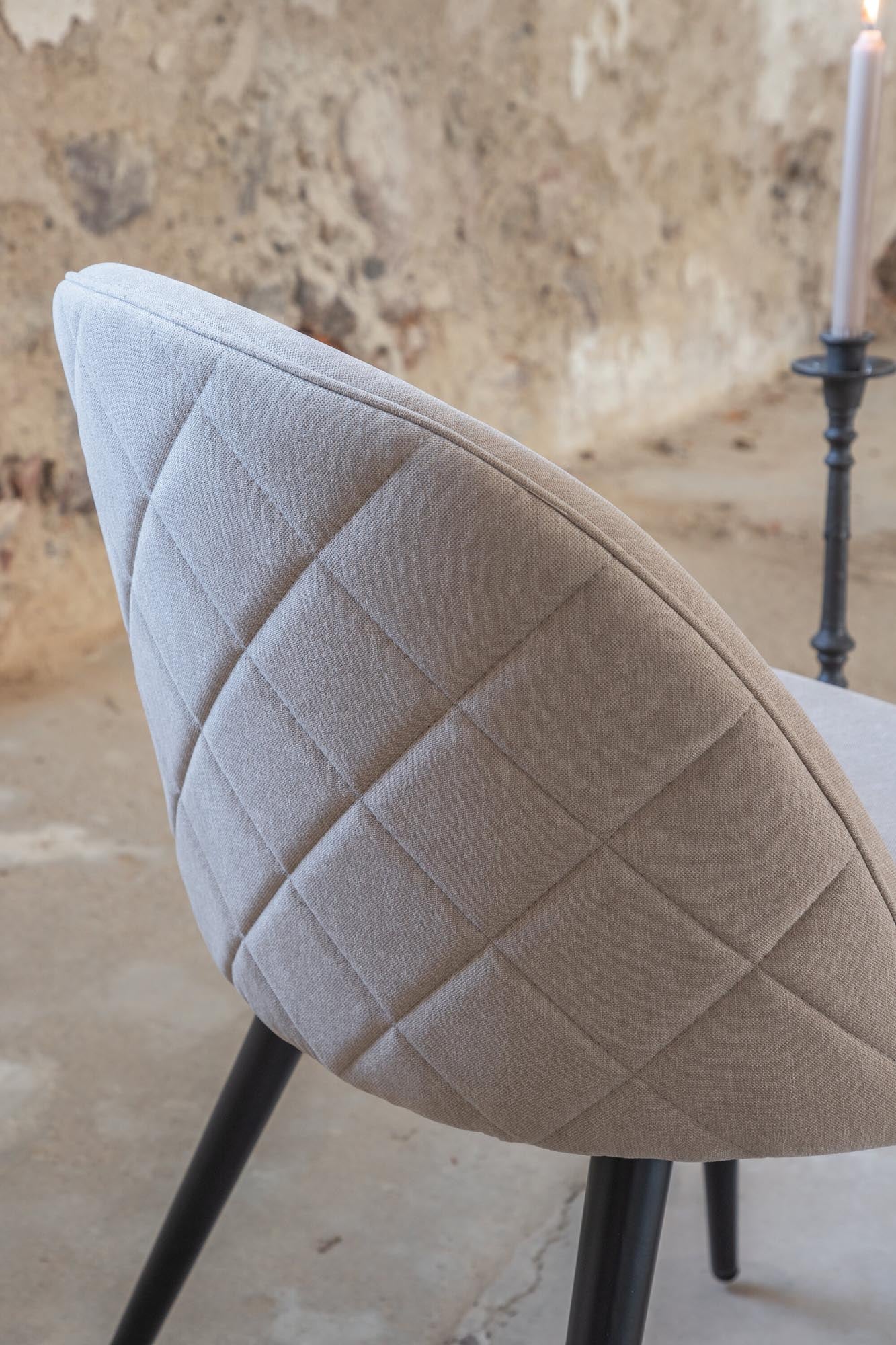 Eleganter Velvet Stitches Stuhl von Venture Home: Komfort und Stil vereint für Ihr Esszimmer. Ideal für jeden Einrichtungsstil.