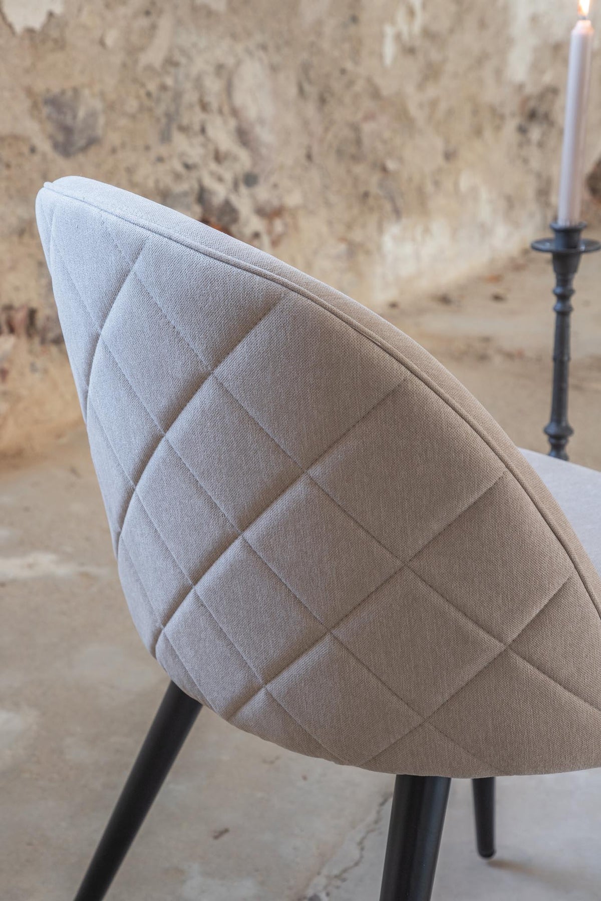 Velvet Stitches Stuhl in Beige präsentiert im Onlineshop von KAQTU Design AG. Stuhl ist von Venture Home