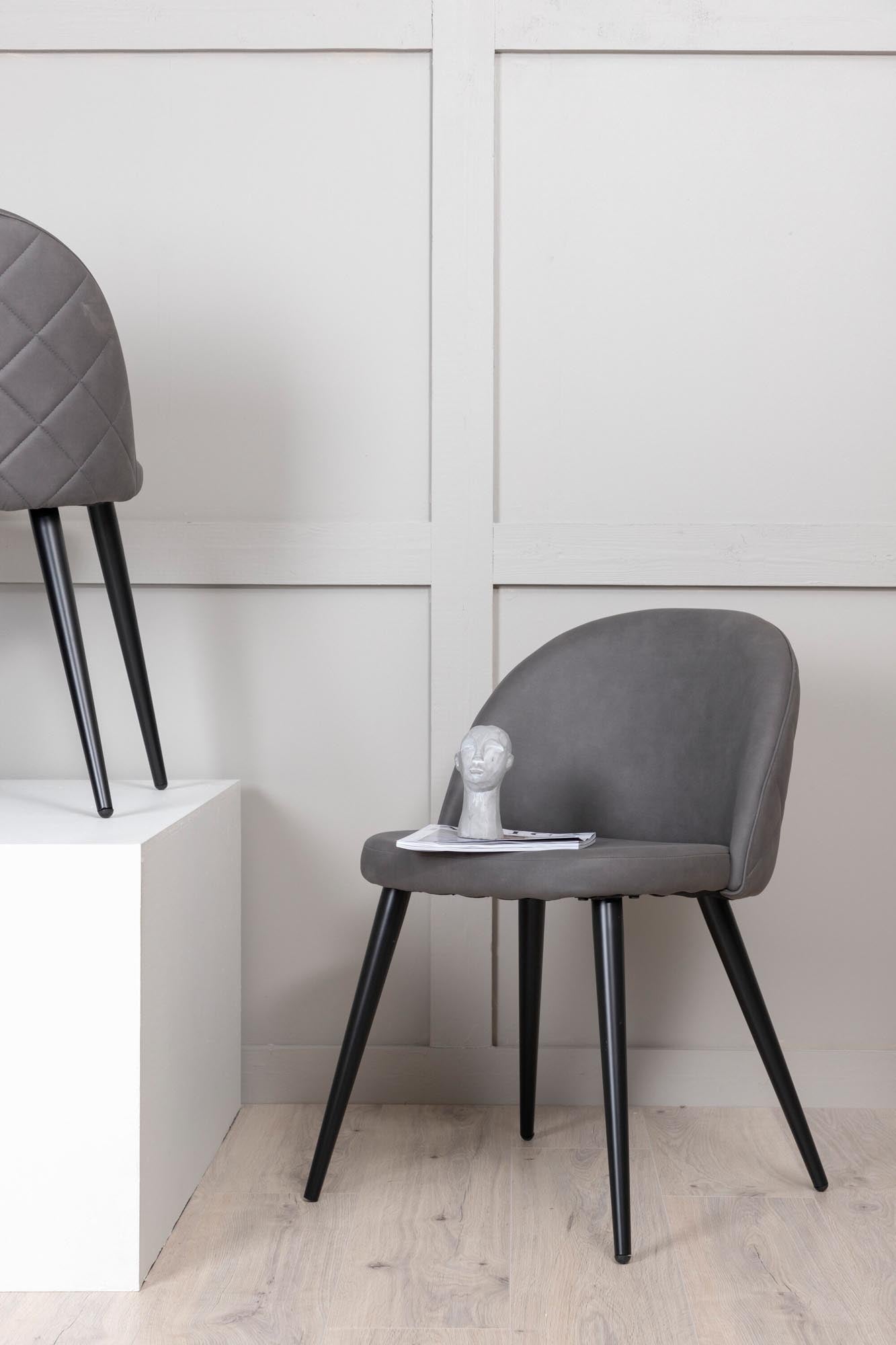 Erleben Sie den Velvet Stitches Stuhl von Venture Home – ein elegantes Design mit luxuriöser Polsterung und robusten, modernen Beinen.