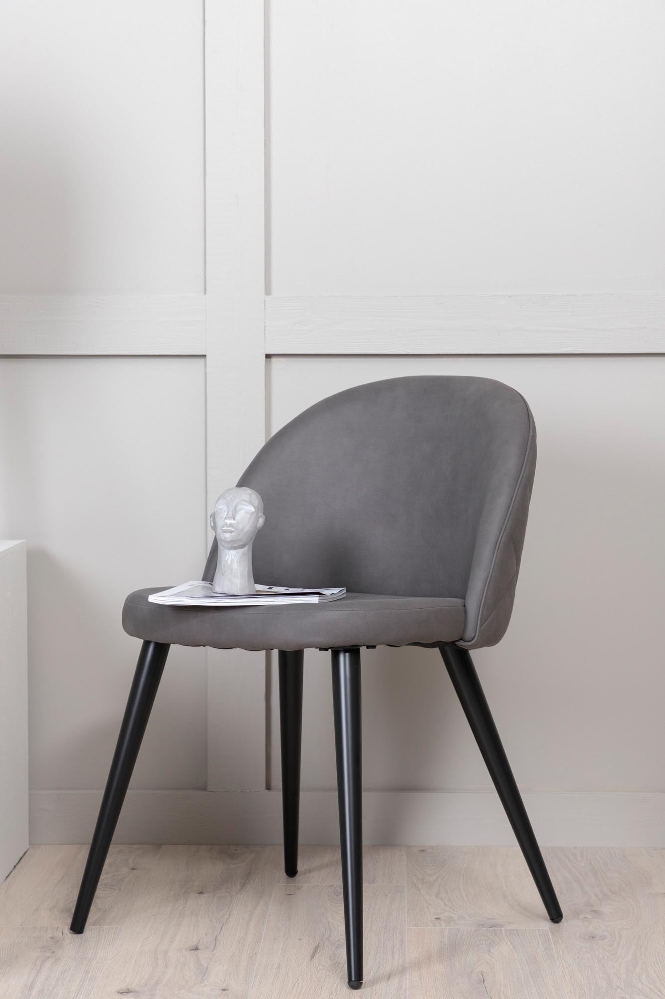 Luxuriöser Velvet Stitches Stuhl von Venture Home für stilvolle Räume.