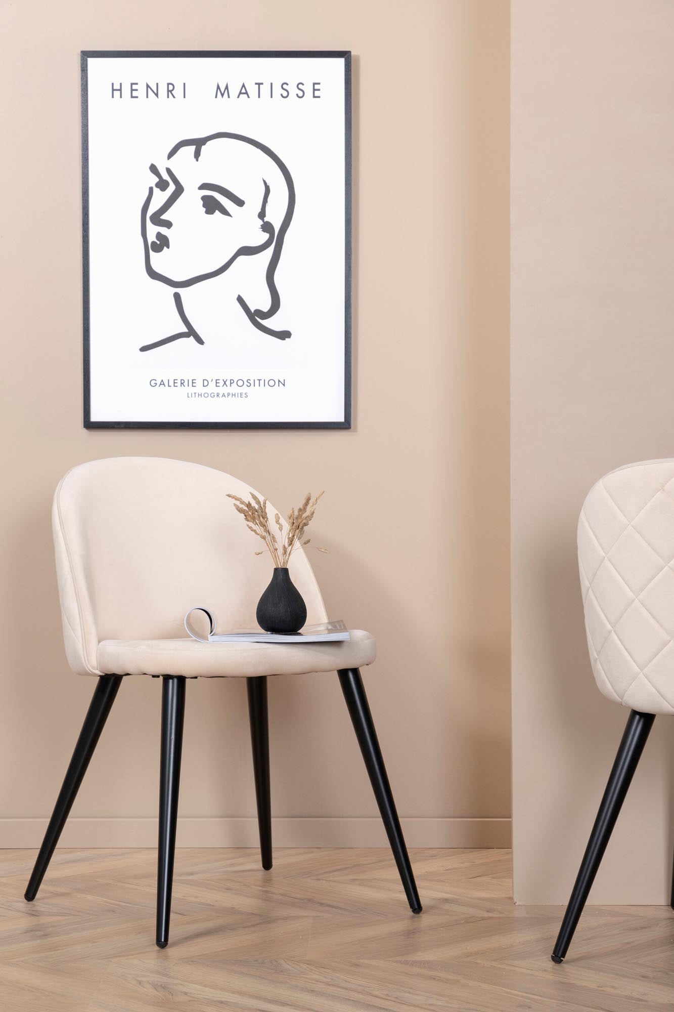 Eleganter Velvet Stitches Stuhl von Venture Home für zeitlose Eleganz.