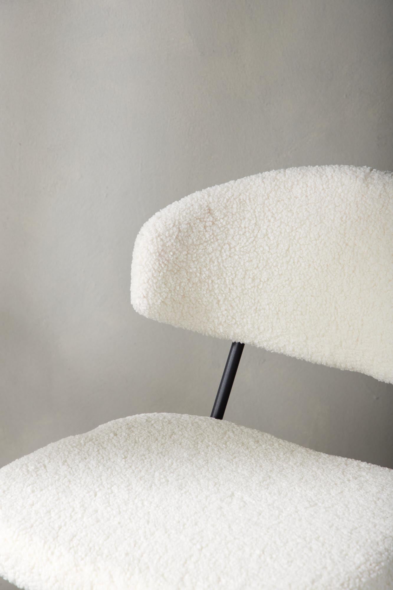 Stilvoller Chico Stuhl von Venture Home: Komfort trifft auf modernes Design in edlem Beige mit robuster Stahlstruktur.