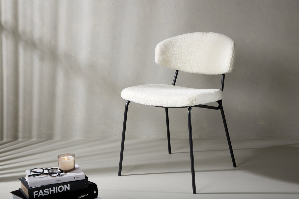 Chico Stuhl in Weiss präsentiert im Onlineshop von KAQTU Design AG. Stuhl ist von Venture Home