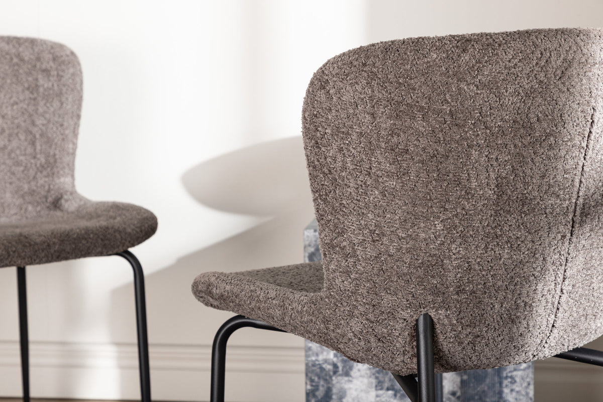 Modesto Stuhl in Braun präsentiert im Onlineshop von KAQTU Design AG. Stuhl ist von Venture Home