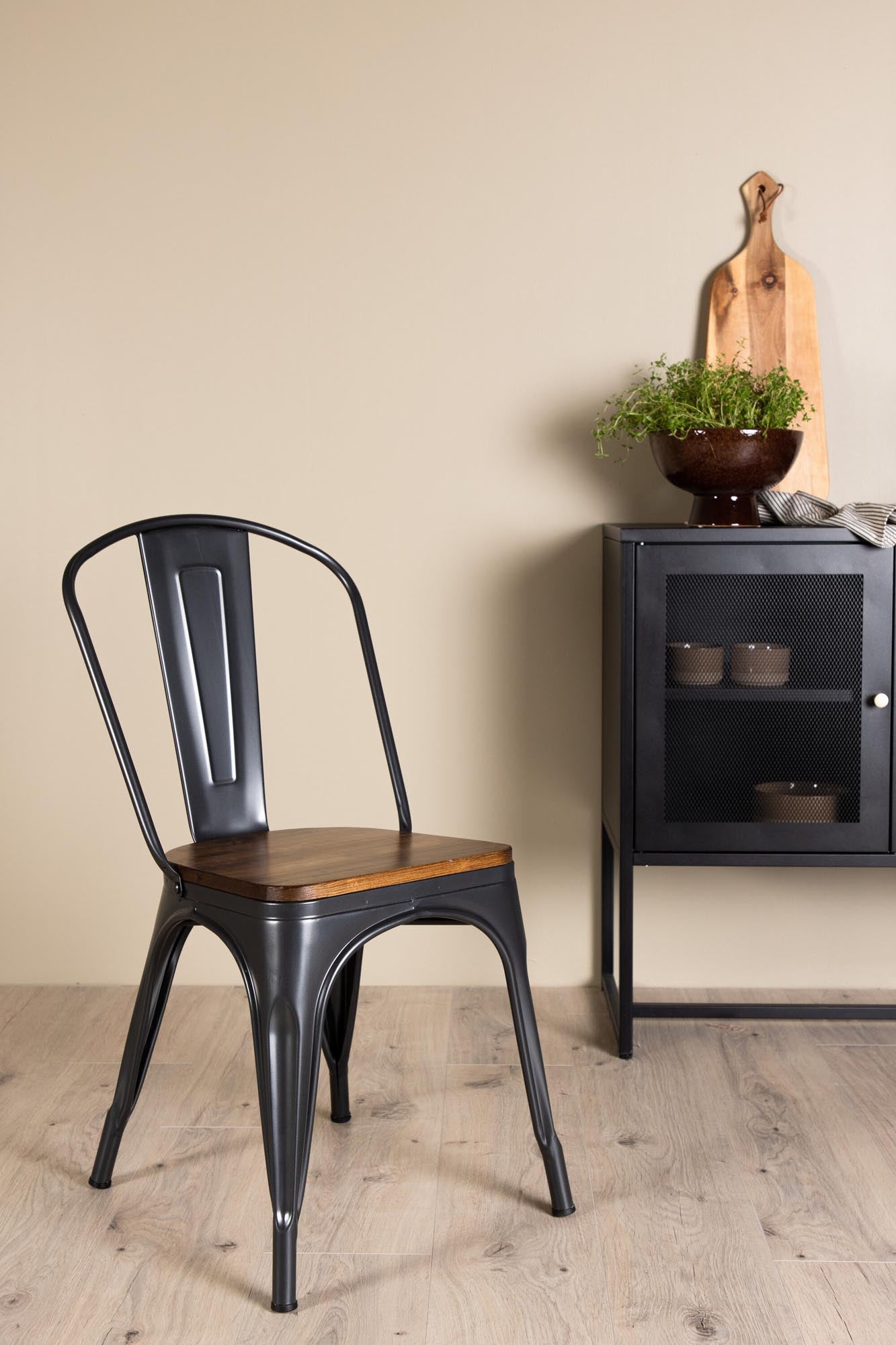 Eleganter Tempe Stuhl von Venture Home: rustikales Design trifft auf modernen Komfort. Ideal für Esszimmer und gesellige Abende.