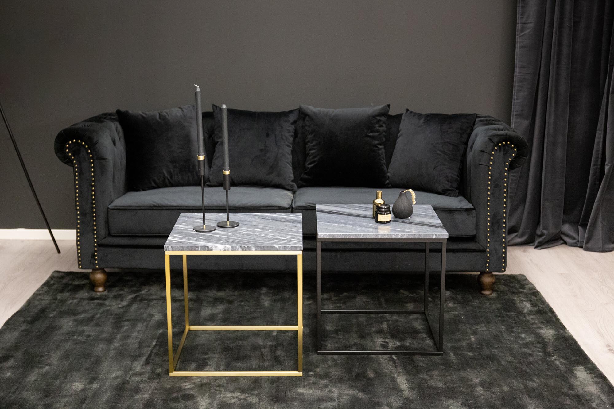 Elegantes Velvet Sofa für stilvolle Wohnzimmer von Venture Home.