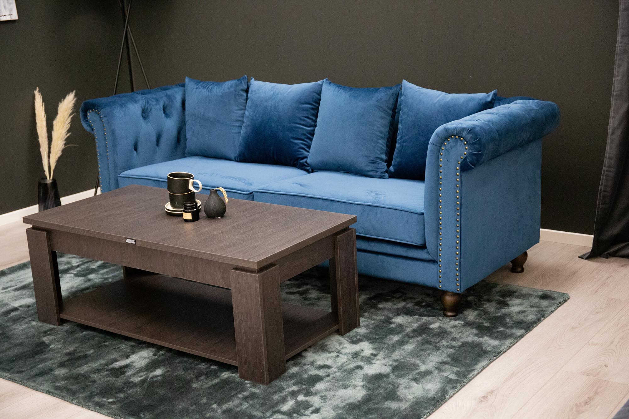 Elegantes 3-Sitzer Sofa aus luxuriösem Samt von Venture Home. Ideal für stilvolle Wohnzimmer und entspannte Abende mit Freunden.