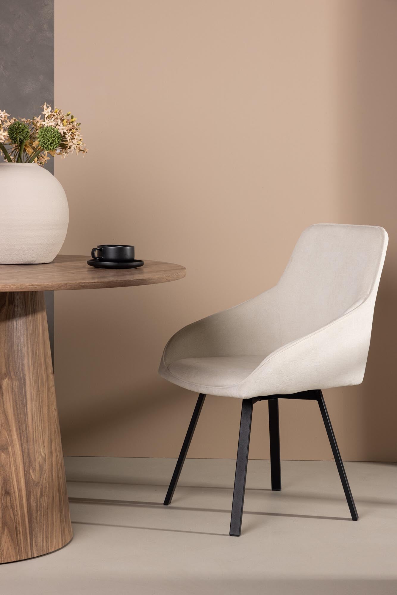 Entdecken Sie den Rosie Stuhl von Venture Home: Eleganz trifft Komfort mit beigem Stoff und stabilen Stahlbeinen – ideal für Ihr Esszimmer.