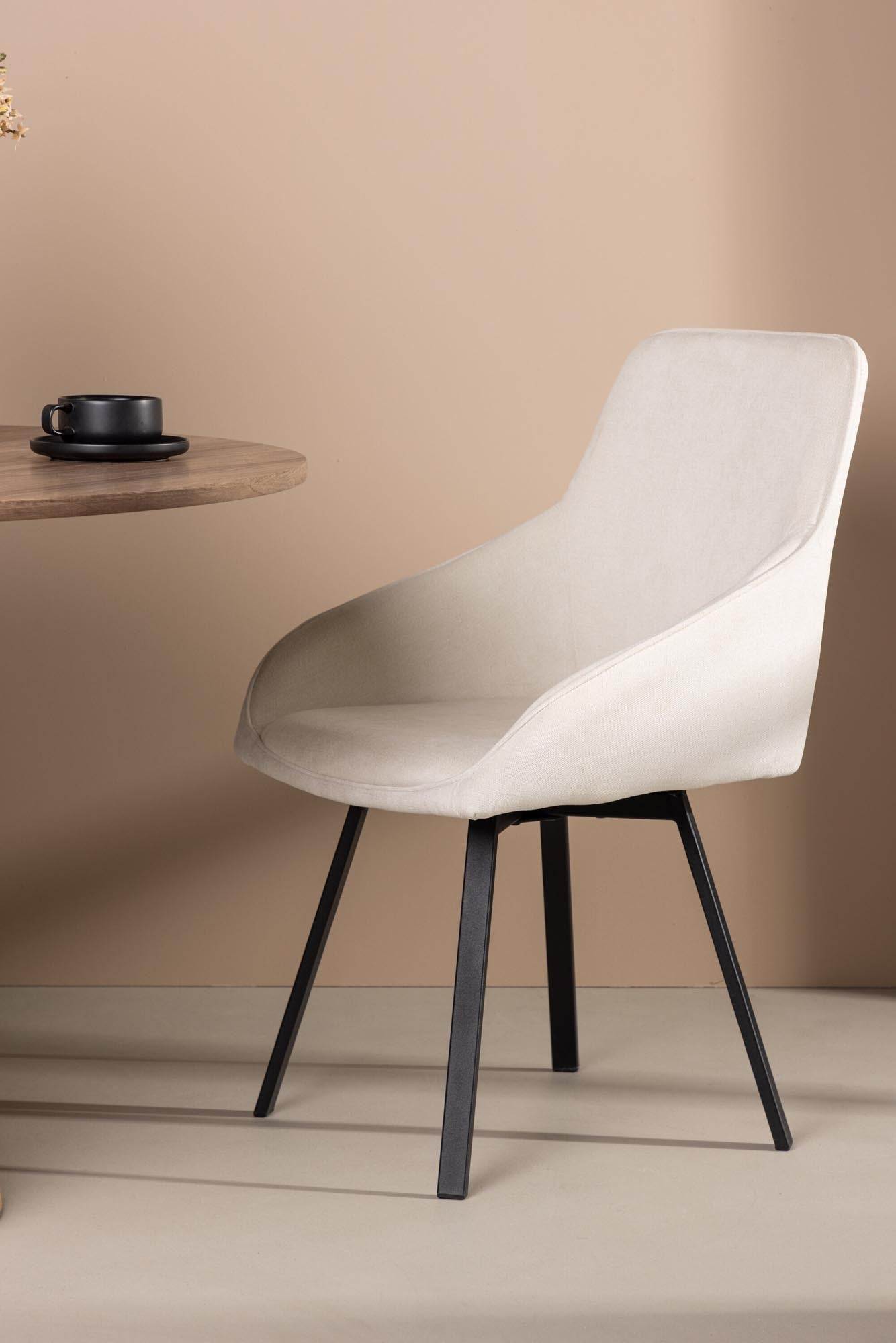 Erleben Sie den Rosie Stuhl von Venture Home: Skandinavisches Design, bequeme Sitzfläche und robuste Stahlbeine für stilvolle Esszimmermomente.