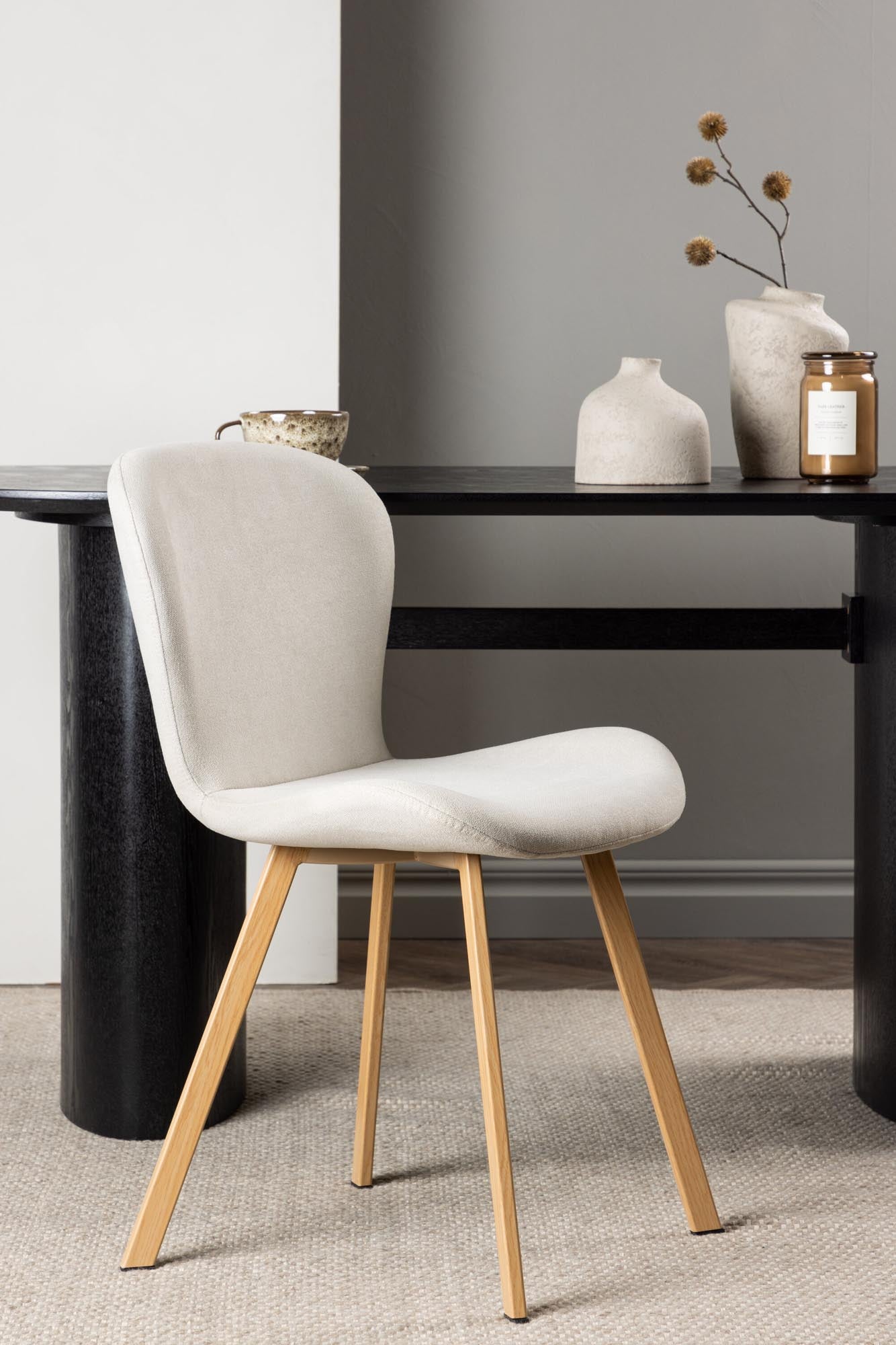 Entdecken Sie den Lilja Esszimmerstuhl von Venture Home – ein stilvoller, komfortabler Stuhl aus grauem Polyester und robustem Metall, ideal für jedes Zuhause.