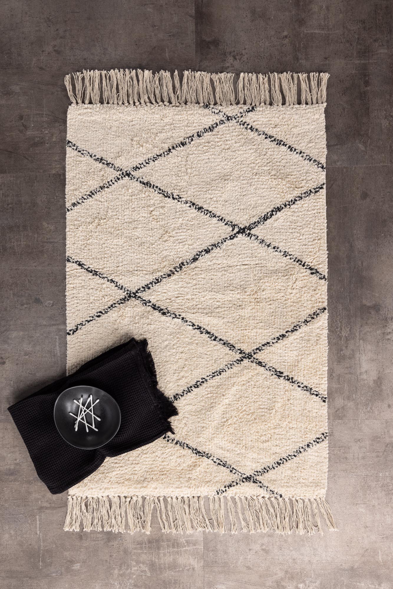 Thelma Teppich von Venture Home: Elegantes schwarz-weißes Muster, weiche Baumwolle, stilvolle Fransen – für ein behagliches und modernes Wohnambiente.