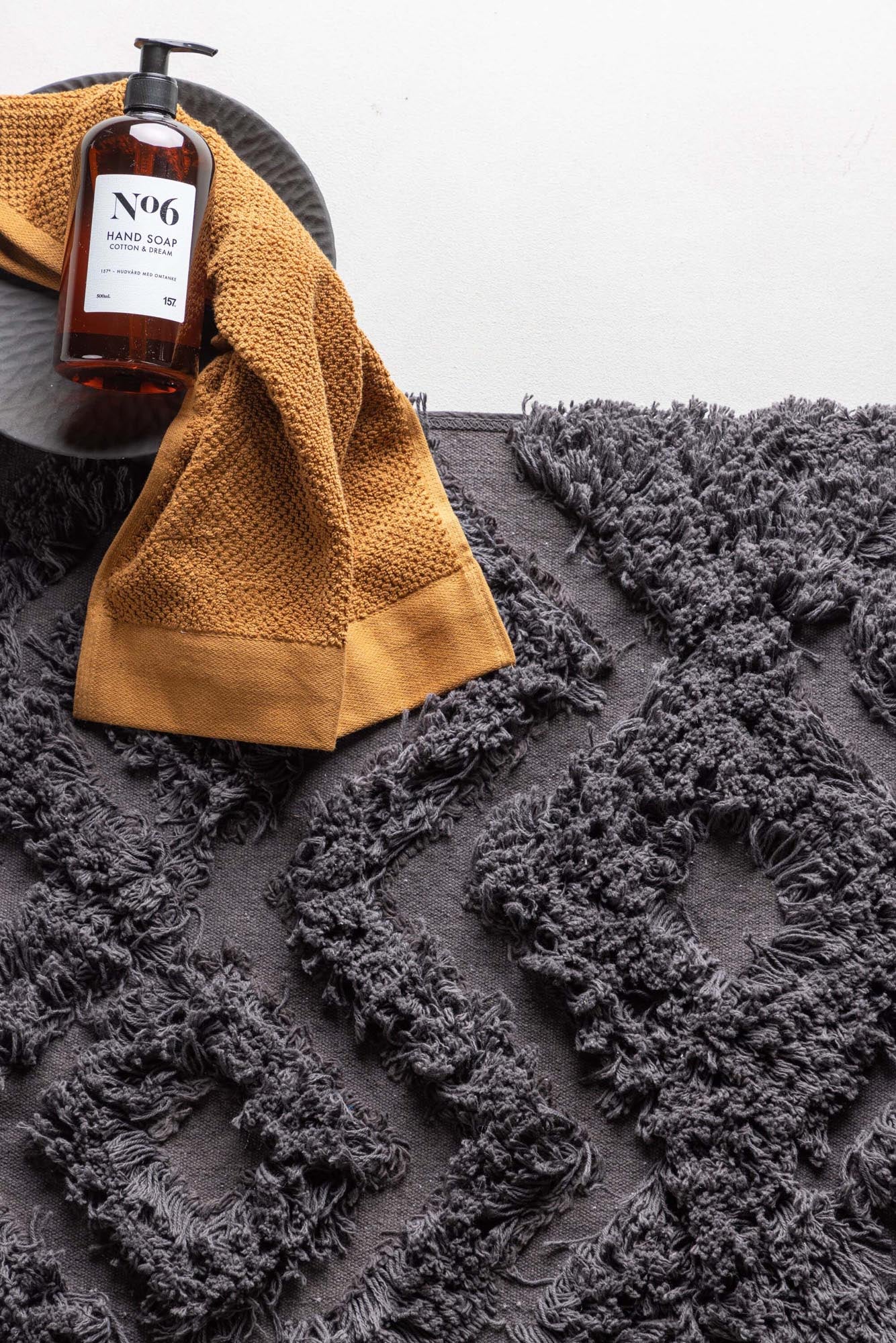 Hilma Teppich in Dunkelgrau präsentiert im Onlineshop von KAQTU Design AG. Teppich ist von Venture Home