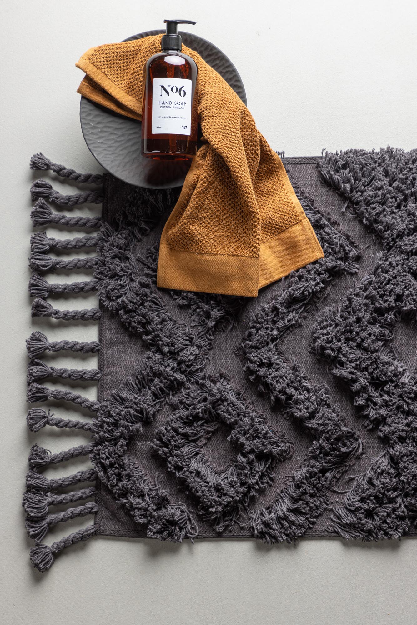 Hilma Teppich in Dunkelgrau präsentiert im Onlineshop von KAQTU Design AG. Teppich ist von Venture Home