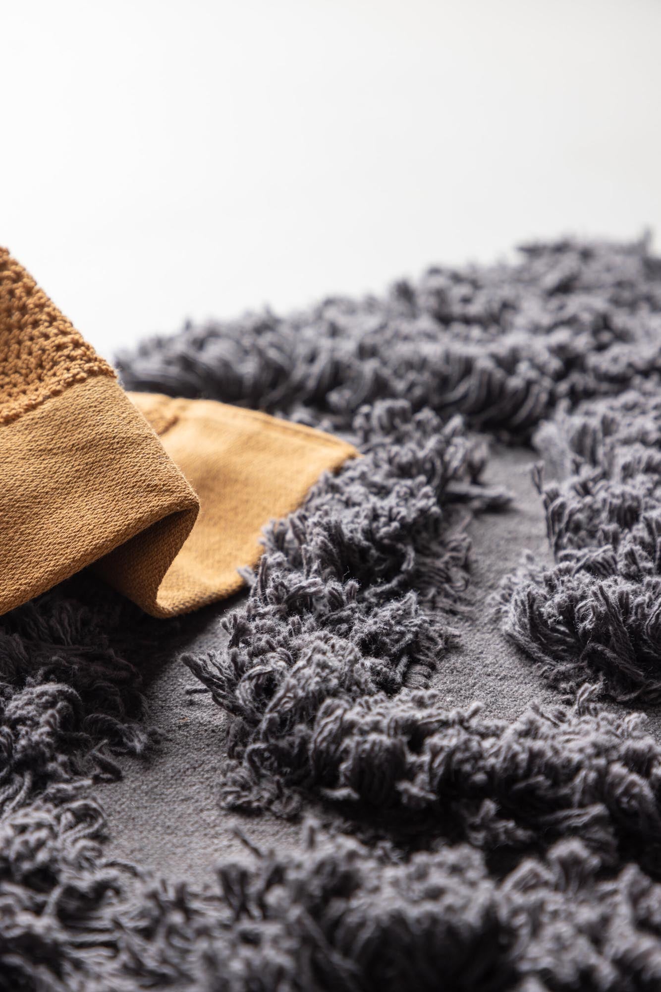 Hilma Teppich in Dunkelgrau präsentiert im Onlineshop von KAQTU Design AG. Teppich ist von Venture Home