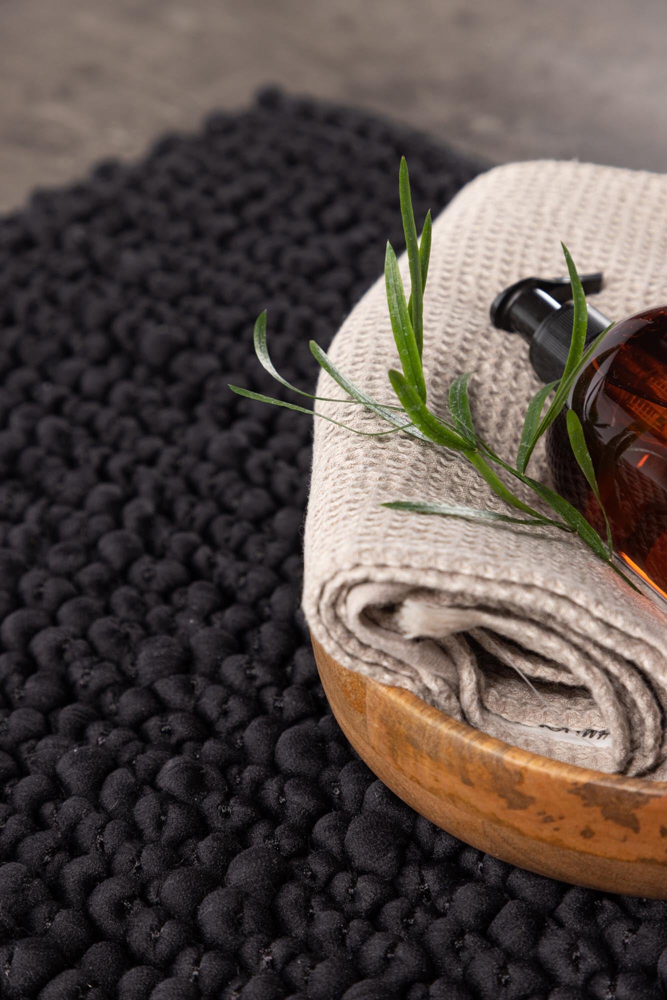 Stilvolle Wilmer Badezimmermatte von Venture Home: 50x80 cm, handgewebt, langlebig und pflegeleicht. Verleiht Ihrem Bad einen Hauch von Luxus.