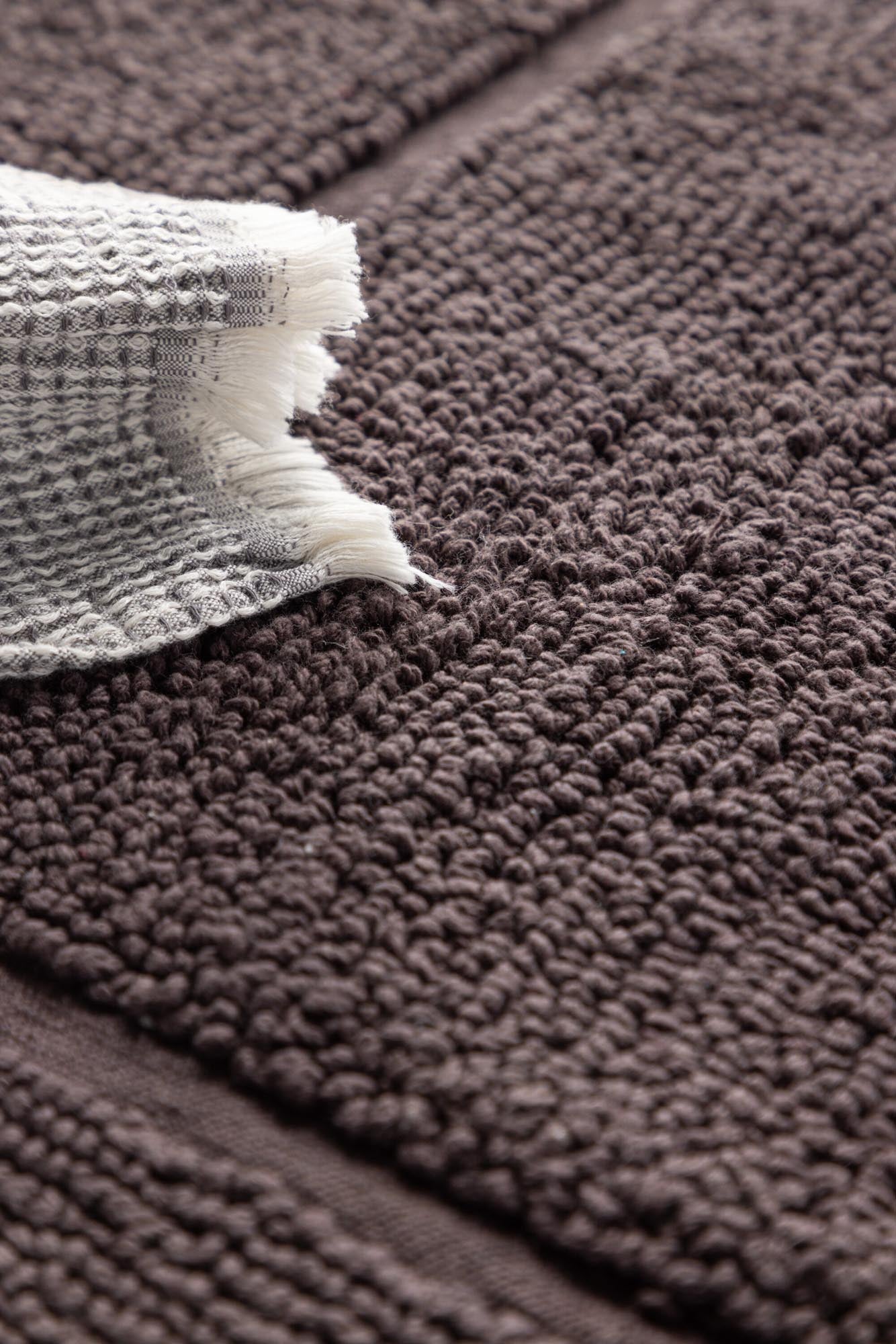 Entdecken Sie die luxuriöse William Badezimmermatte von Venture Home – weich, langlebig und stilvoll für Ihr Badezimmer.