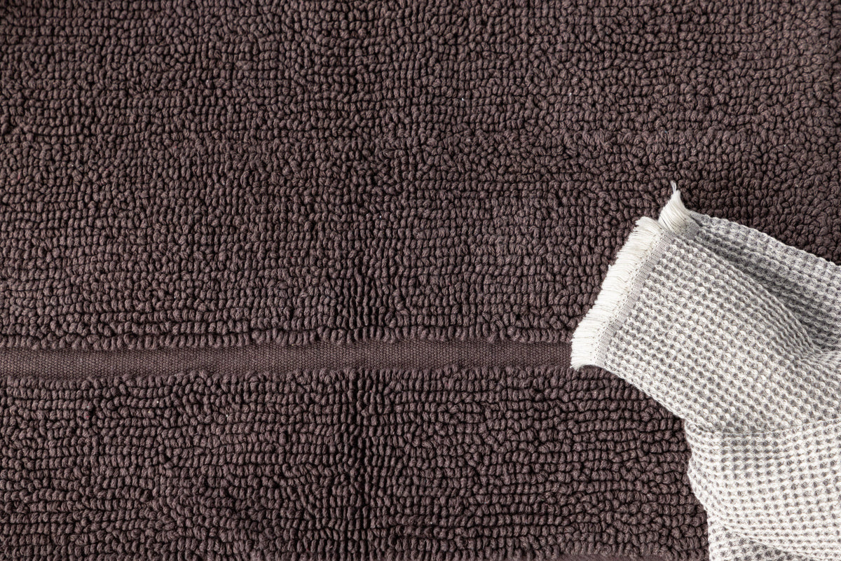 William Teppich in Grau präsentiert im Onlineshop von KAQTU Design AG. Teppich ist von Venture Home