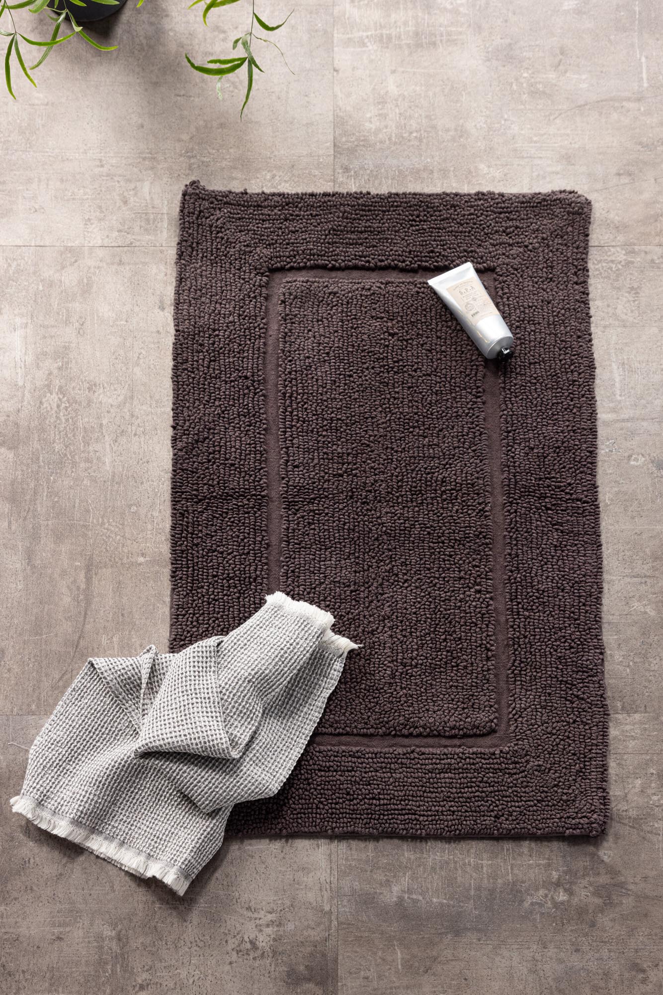 Die William Badezimmermatte von Venture Home überzeugt durch ihr schlankes Design und die natürliche Farbgebung. Sie sorgt für Komfort und eine einladende Atmosphäre.