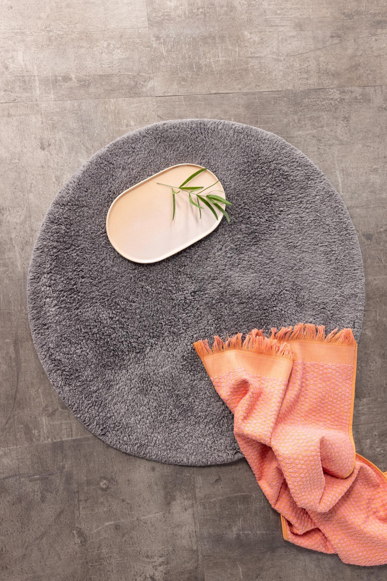 Verleihen Sie Ihrem Badezimmer mit der Valle Matte von Venture Home einen Hauch von Eleganz. Diese runde, 100% Baumwollmatte ist weich, saugfähig und pflegeleicht.