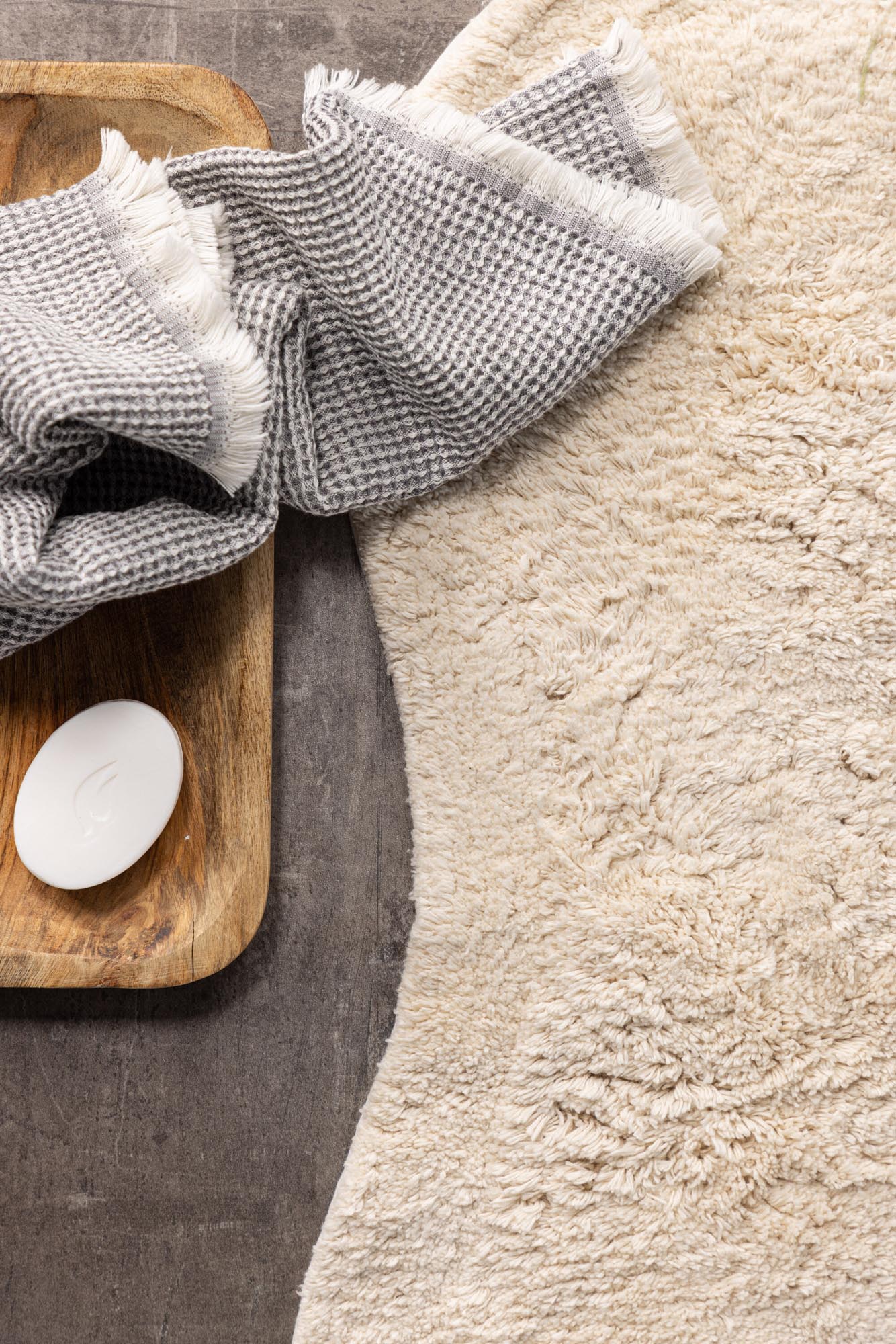 Handgefertigter Elvis-Teppich von Venture Home: Hochwertige Baumwolle, stilvolles Design, ideal für jeden Raum. Einzigartig und einladend.