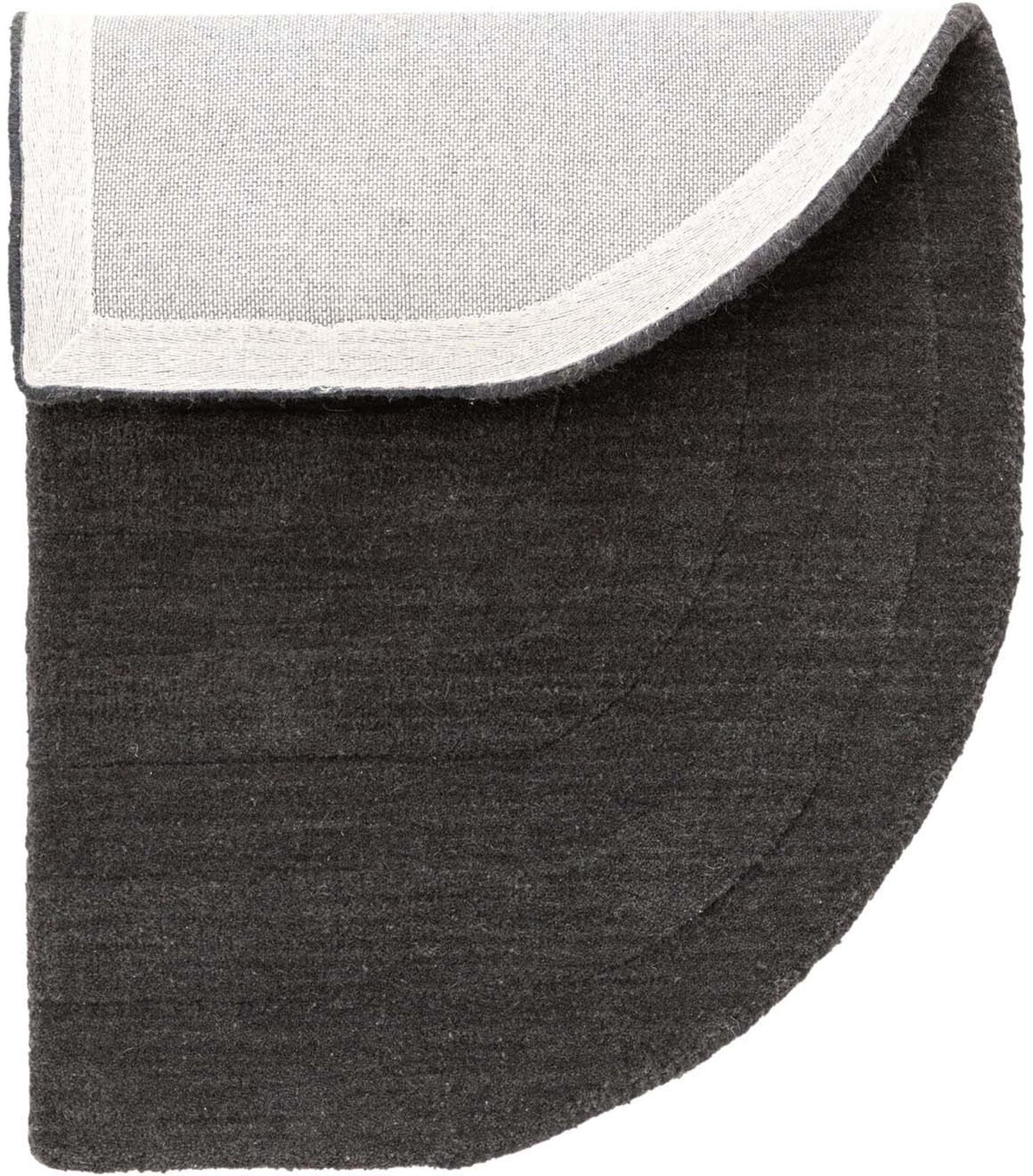 Nora Teppich in Kohle präsentiert im Onlineshop von KAQTU Design AG. Türmatte ist von Venture Home