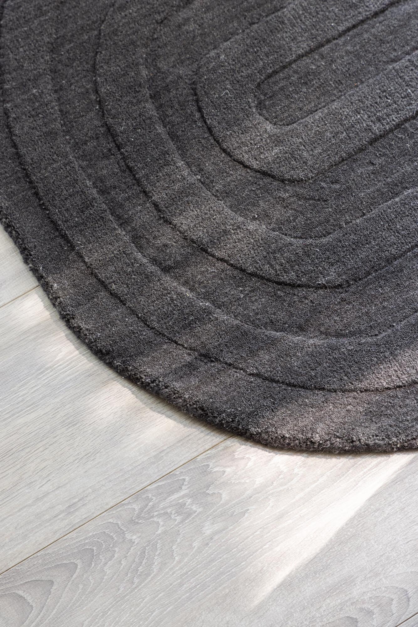 Nora Teppich in Kohle präsentiert im Onlineshop von KAQTU Design AG. Türmatte ist von Venture Home