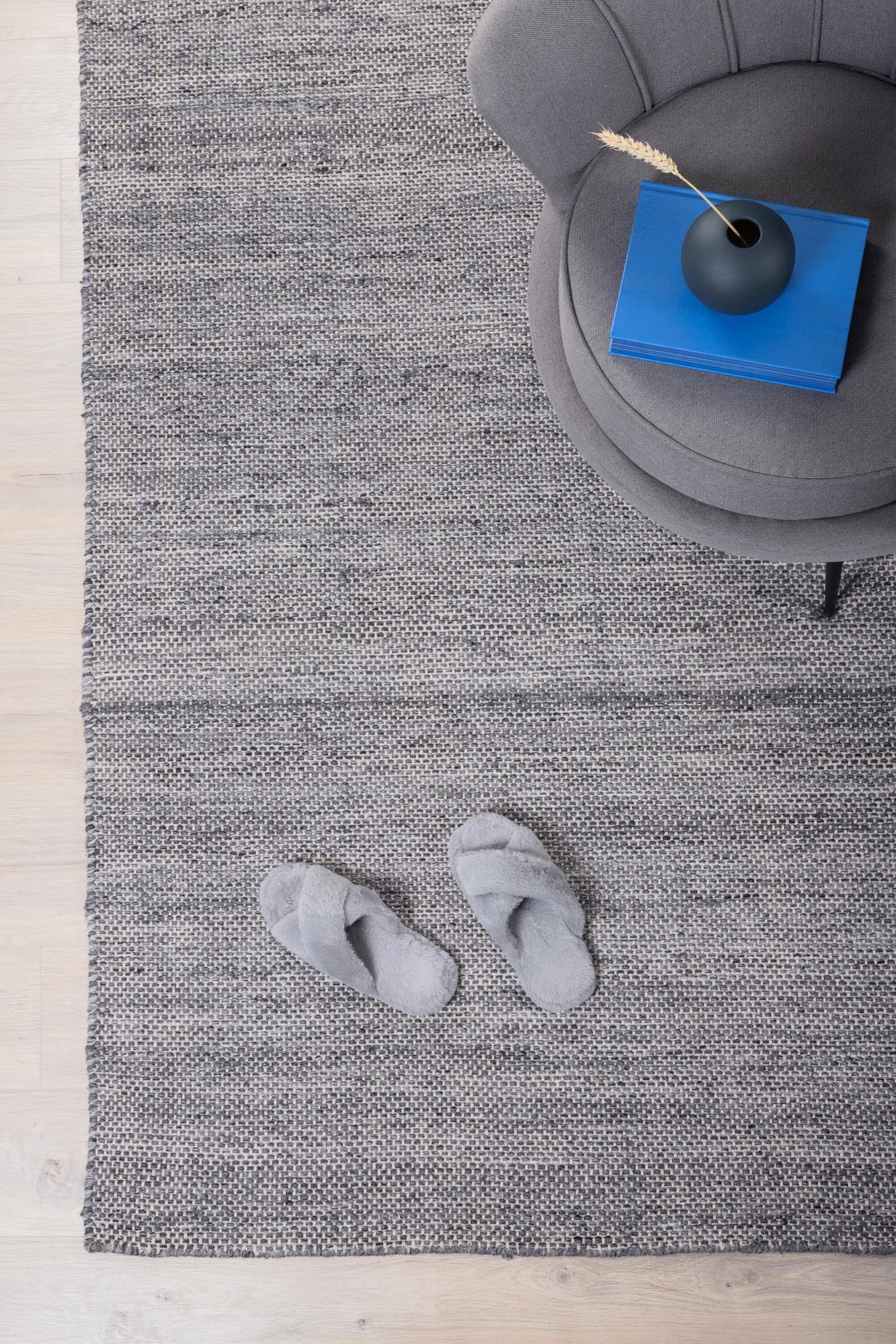 Devi Teppich in Grau präsentiert im Onlineshop von KAQTU Design AG. Teppich ist von Venture Home