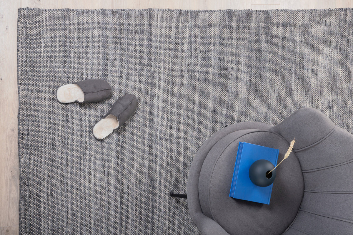Devi Teppich in Grau präsentiert im Onlineshop von KAQTU Design AG. Teppich ist von Venture Home