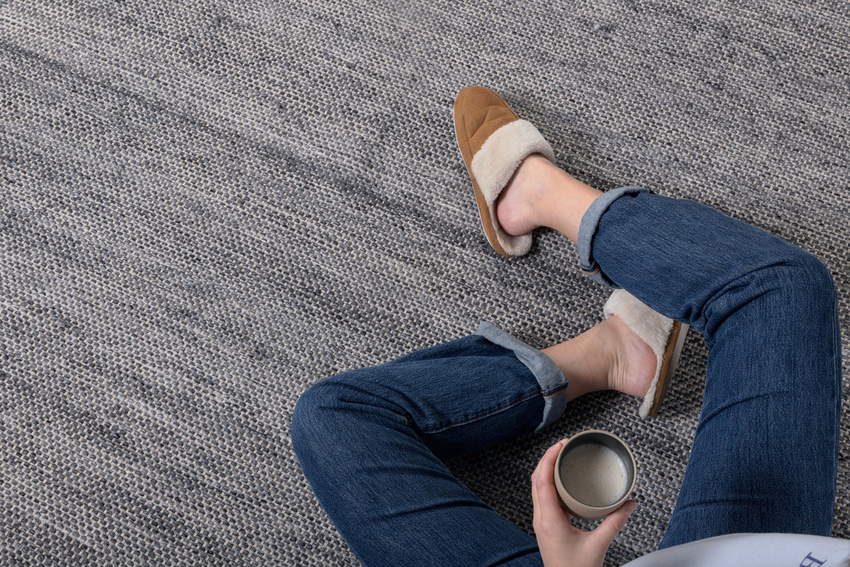 Devi Teppich in Grau präsentiert im Onlineshop von KAQTU Design AG. Teppich ist von Venture Home