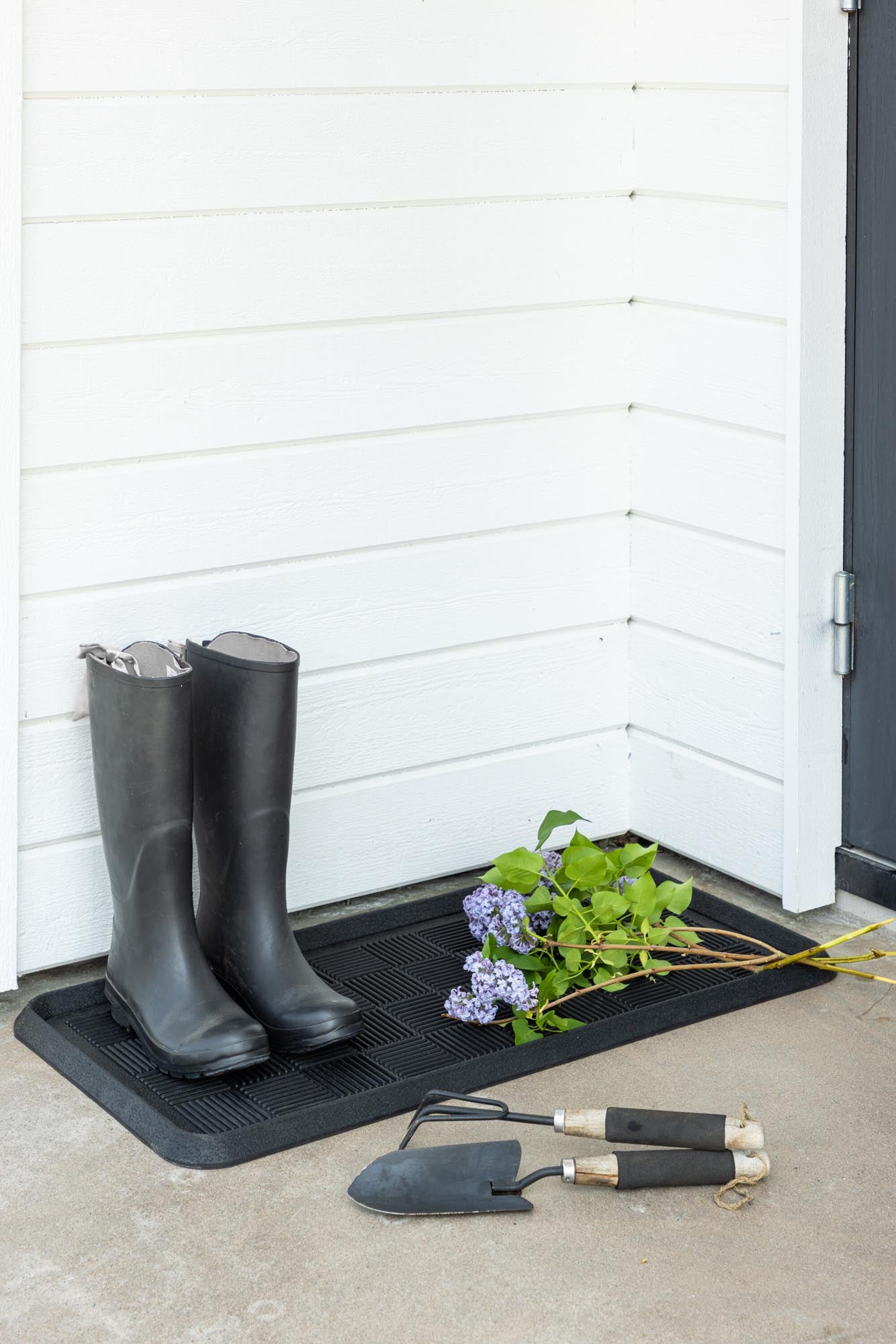 Gösta Teppichmatte: Stilvolle, langlebige Türmatte (45x75 cm) aus Gummi. Schützt Böden vor Schmutz und Nässe. Elegantes Schwarz.