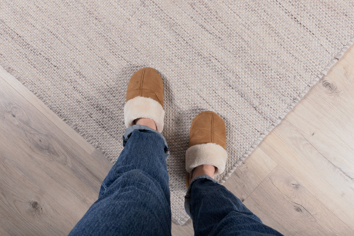 Devi Teppich in Beige präsentiert im Onlineshop von KAQTU Design AG. Teppich ist von Venture Home
