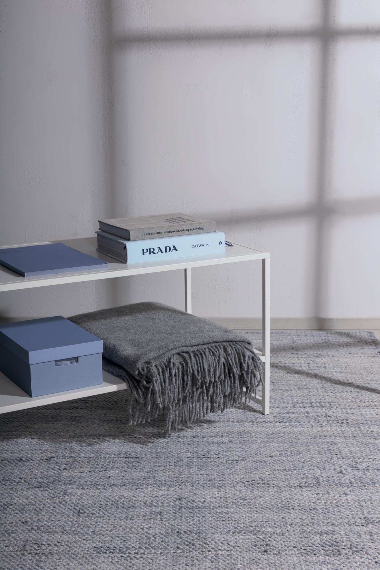 Devi Teppich in Silber präsentiert im Onlineshop von KAQTU Design AG. Teppich ist von Venture Home