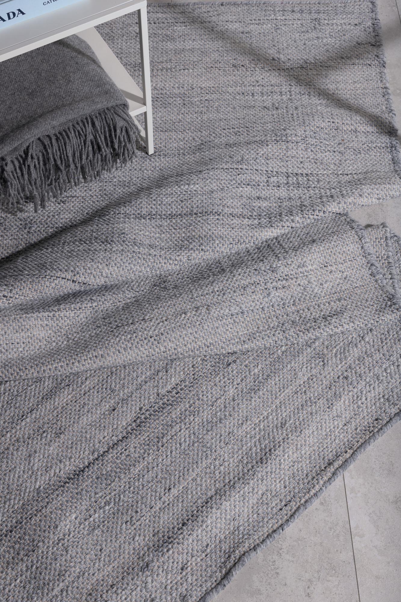 Devi Teppich in Silber präsentiert im Onlineshop von KAQTU Design AG. Teppich ist von Venture Home