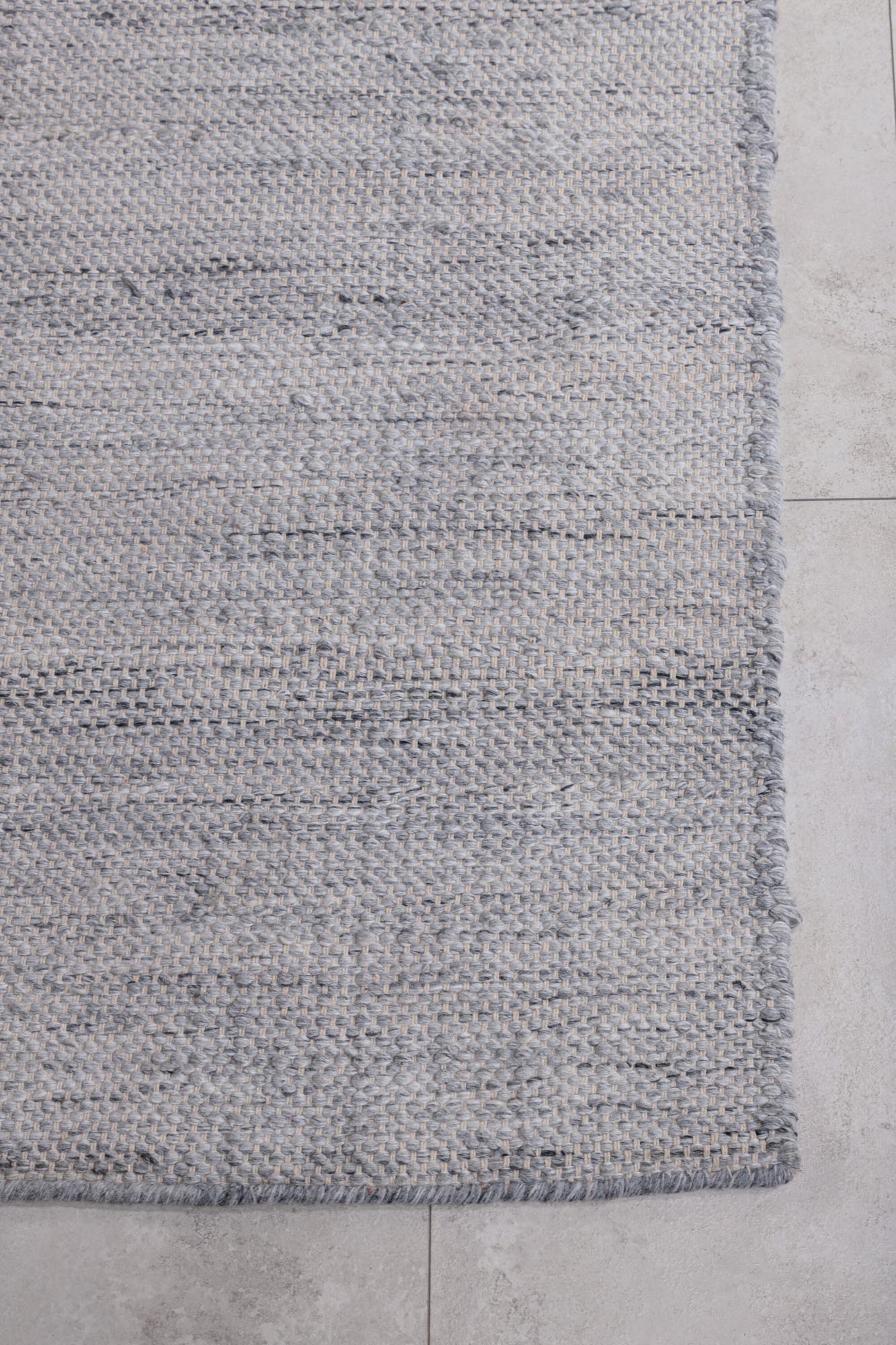 Devi Teppich in Silber präsentiert im Onlineshop von KAQTU Design AG. Teppich ist von Venture Home