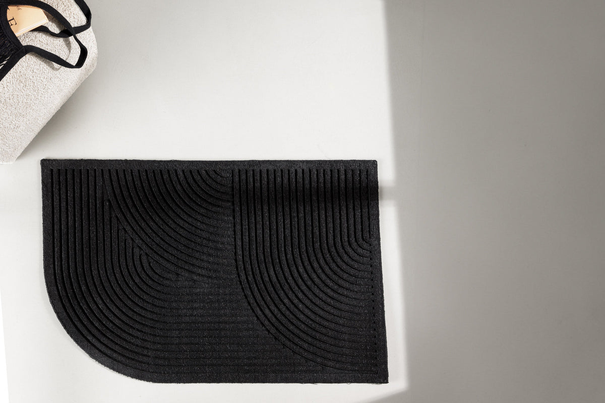 Valentino Teppich in Schwarz präsentiert im Onlineshop von KAQTU Design AG. Türmatte ist von Venture Home