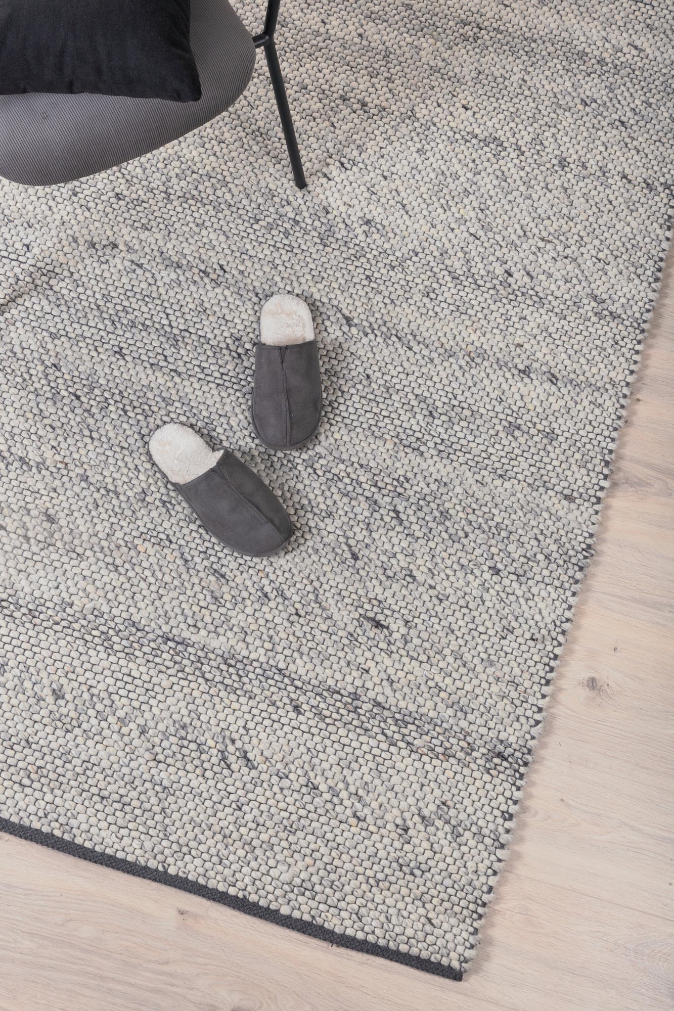 Ganga Teppich von Venture Home: Handgewebter Wollteppich, der Komfort und Eleganz in jeden Raum bringt.