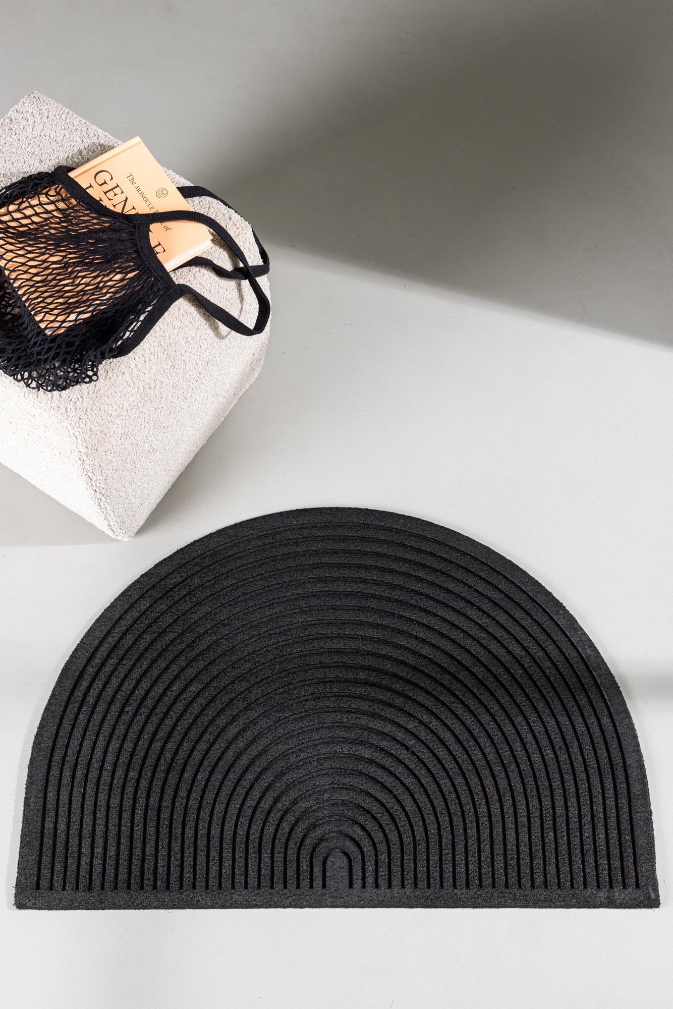 Stilvoller Teodor Teppich von Venture Home: Hochwertiges Polypropylen, moderne Halbmondform, rutschfeste Oberfläche, ideal für Innen- und Außenbereiche.