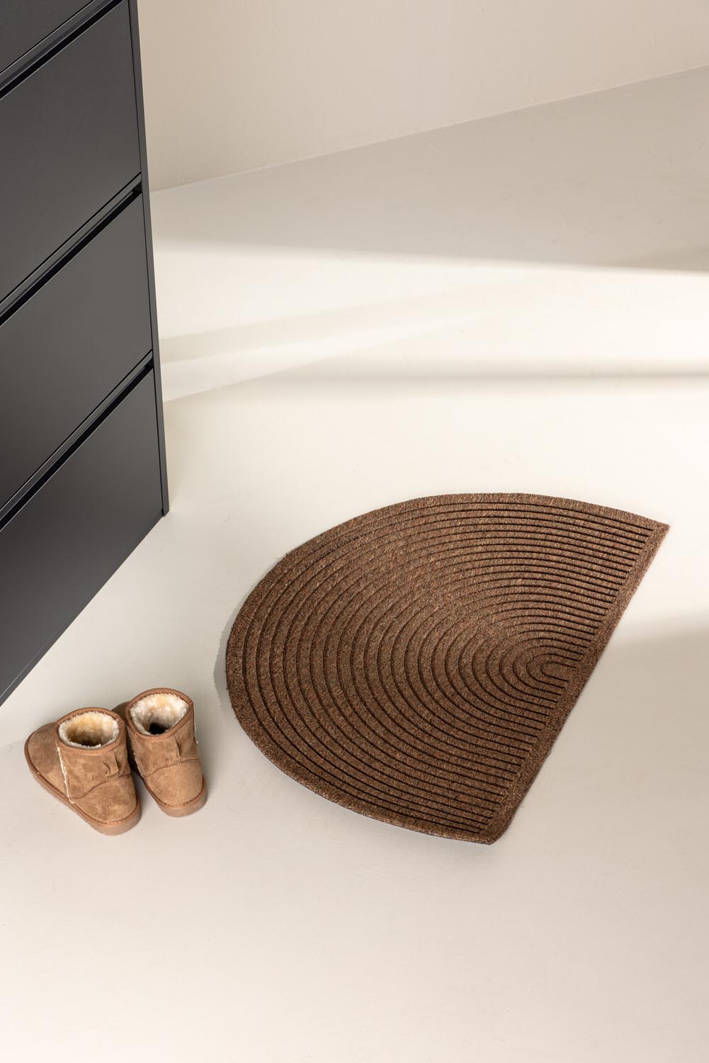 Teodor Teppich in Natur präsentiert im Onlineshop von KAQTU Design AG. Türmatte ist von Venture Home
