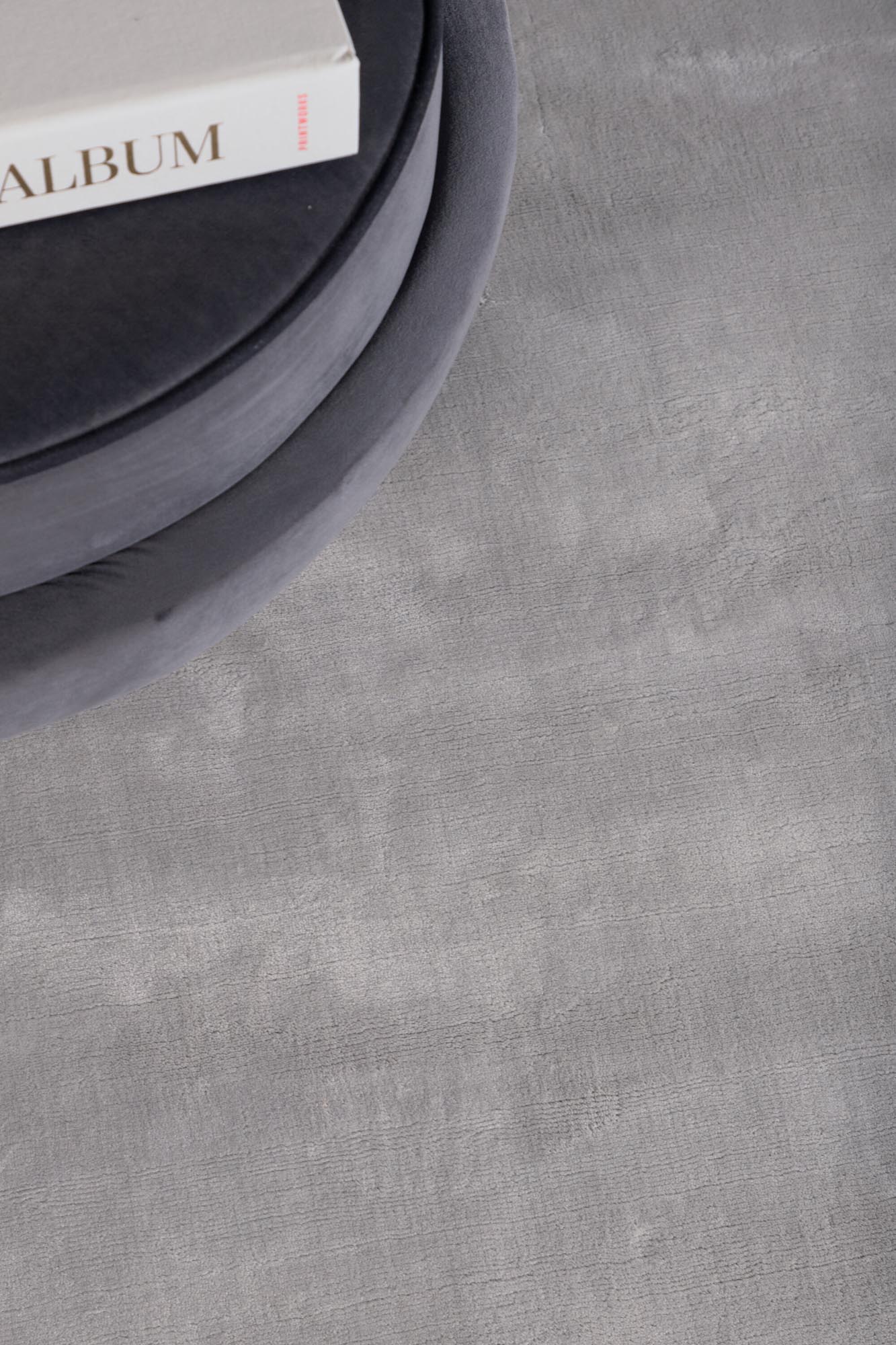 Indra Teppich in Silber präsentiert im Onlineshop von KAQTU Design AG. Teppich ist von Venture Home