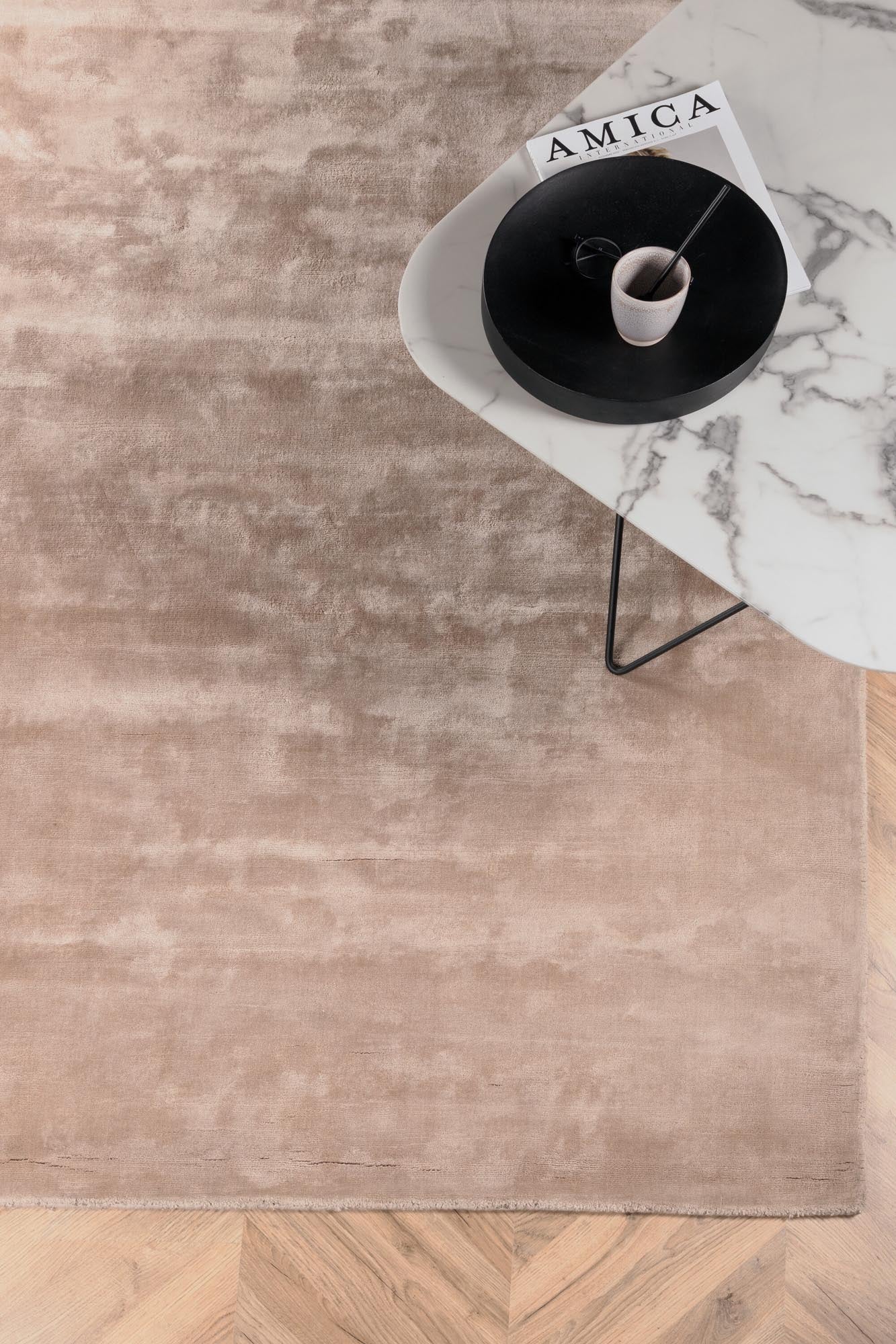 Indra Teppich von Venture Home: Elegante Viskose, stilvolles Design und vielseitige Farben für ein einladendes Zuhause. Entdecken Sie die perfekte Ergänzung!