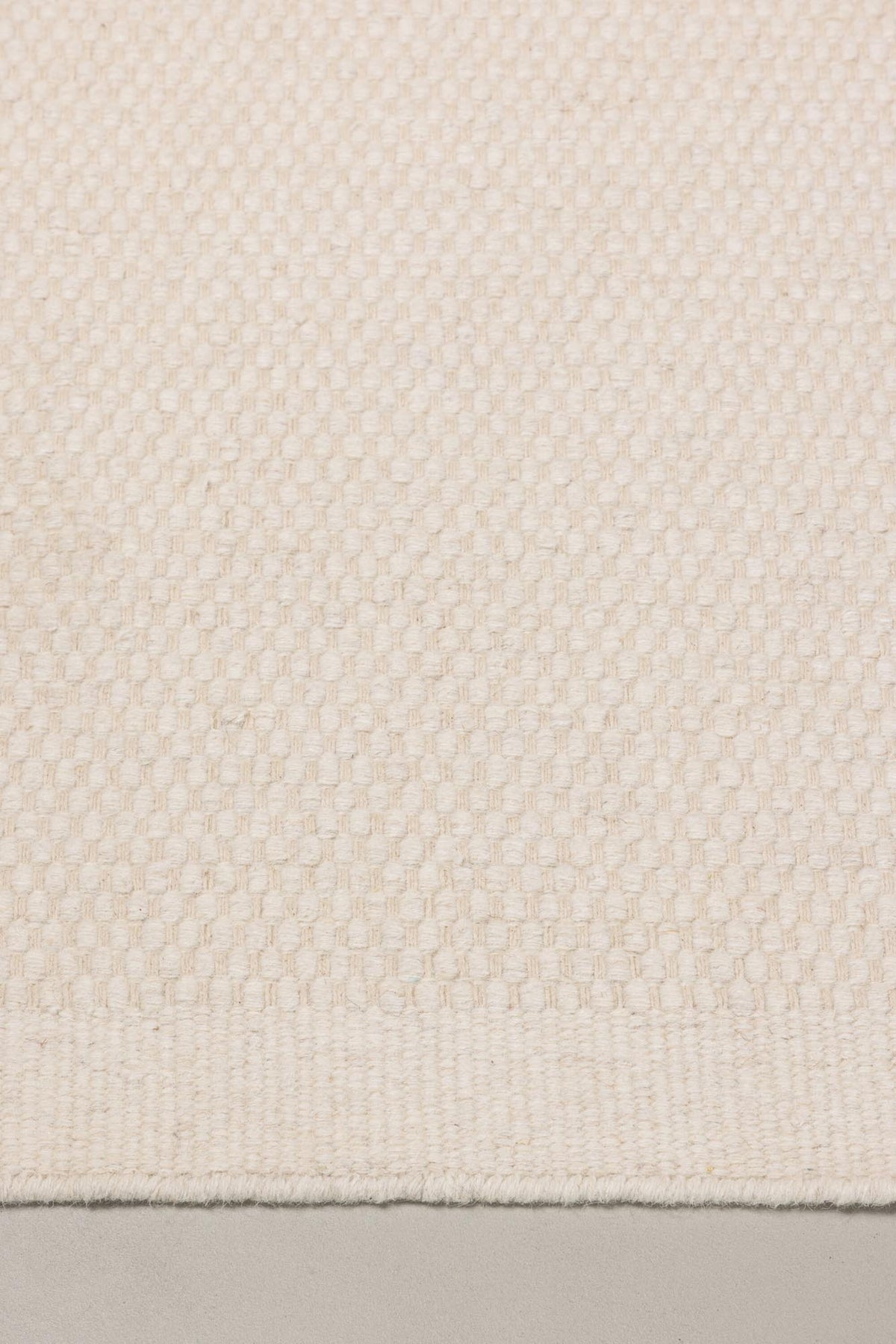 Vilma Teppich in Cremefarben präsentiert im Onlineshop von KAQTU Design AG. Teppich ist von Venture Home