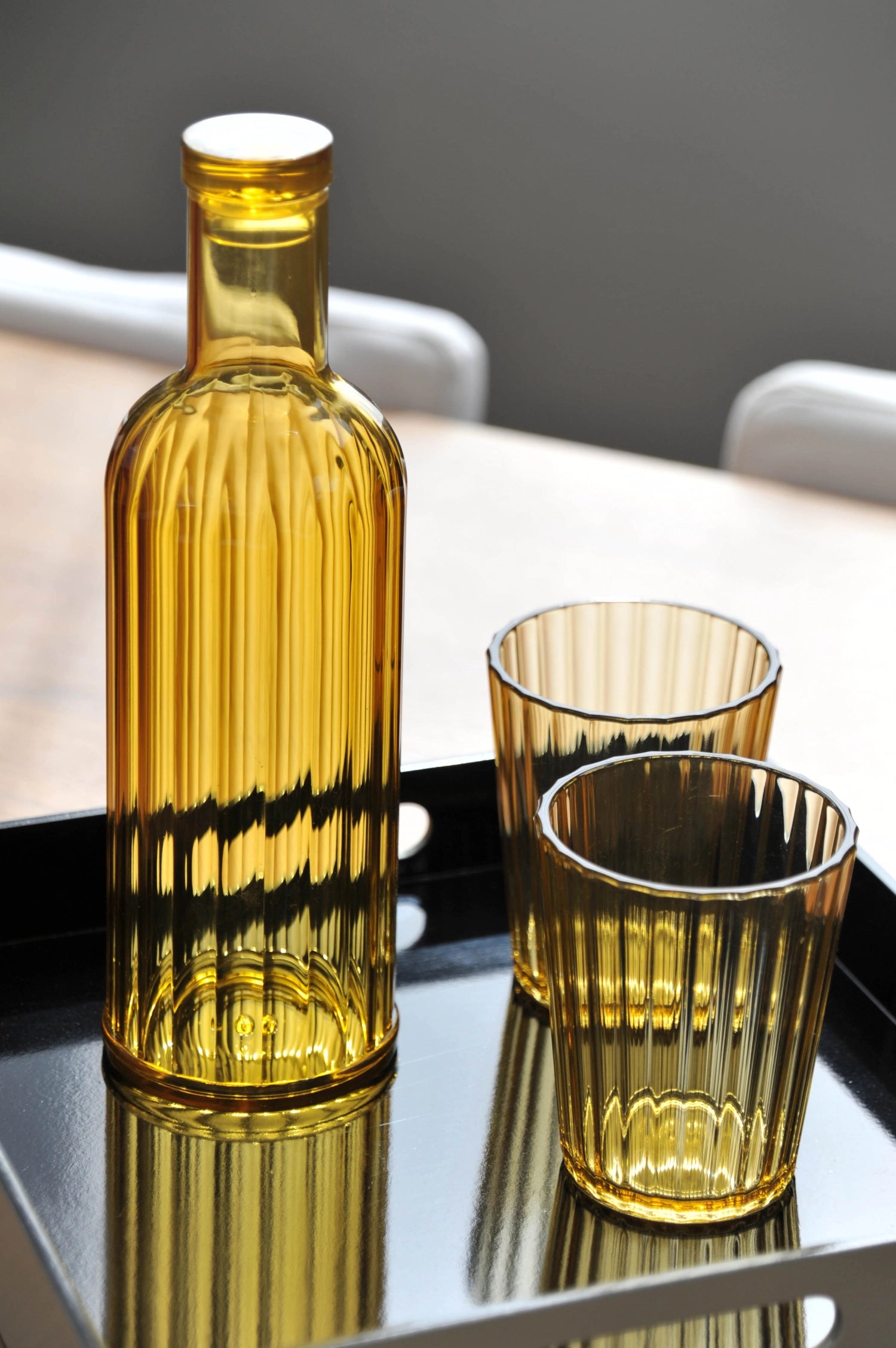 Die 1 Liter Acrylflasche von Easy Life in edlem Bernstein ist perfekt für Abenteuer. Leicht, langlebig und nachhaltig – Ihr idealer Begleiter!