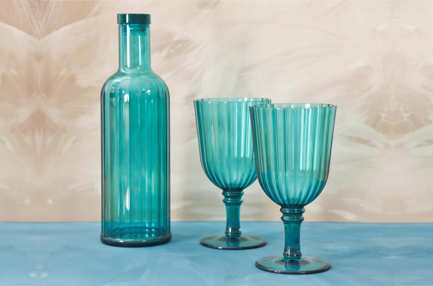 Moderne 1L Trinkflasche aus robustem Acryl in strahlendem Türkis von Easy Life. Perfekt für jeden Tag, leicht zu reinigen und ideal für unterwegs.