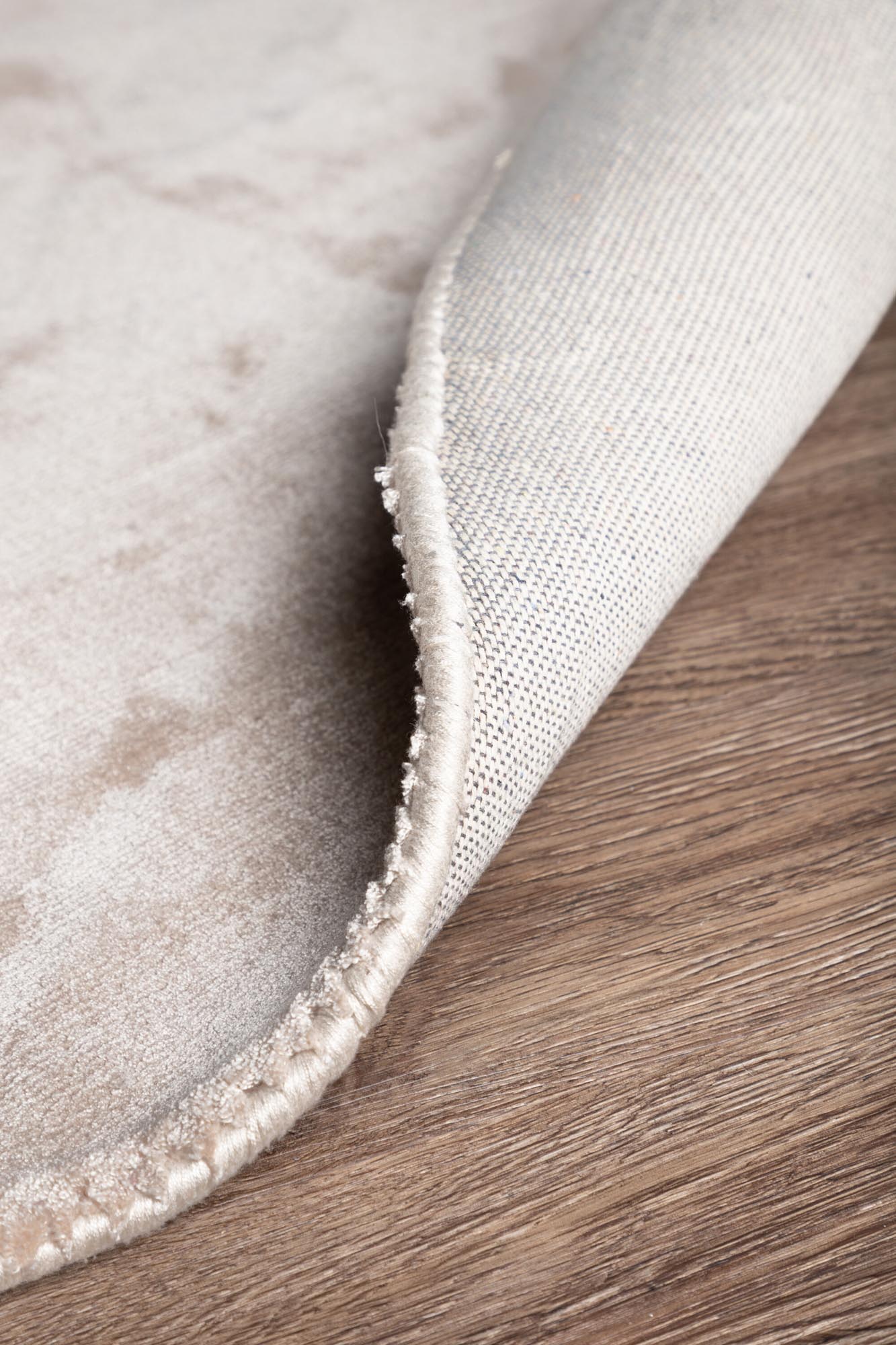 Indra Teppich von Venture Home: Eleganz und Weichheit vereinen sich in diesem stilvollen Wohnaccessoire für jeden Raum.