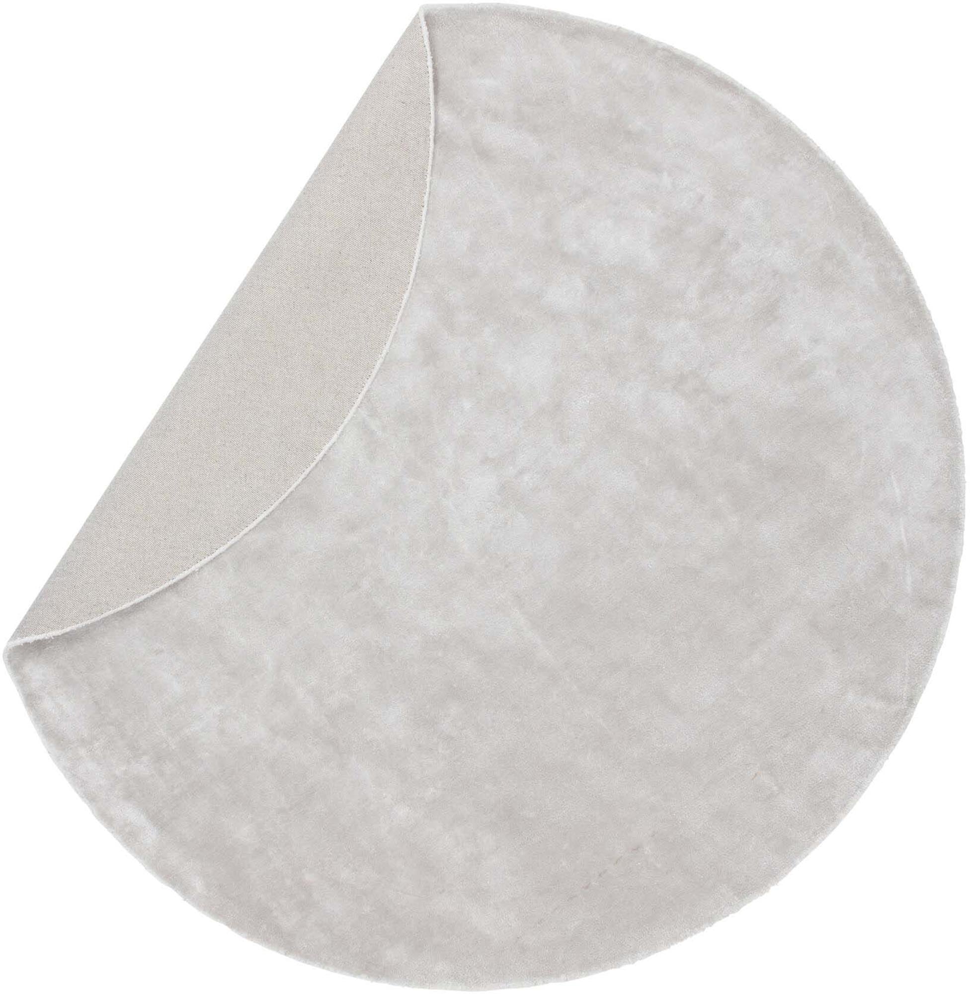 Indra Teppich von Venture Home: Eleganz und Weichheit vereinen sich in diesem stilvollen Wohnaccessoire für jeden Raum.