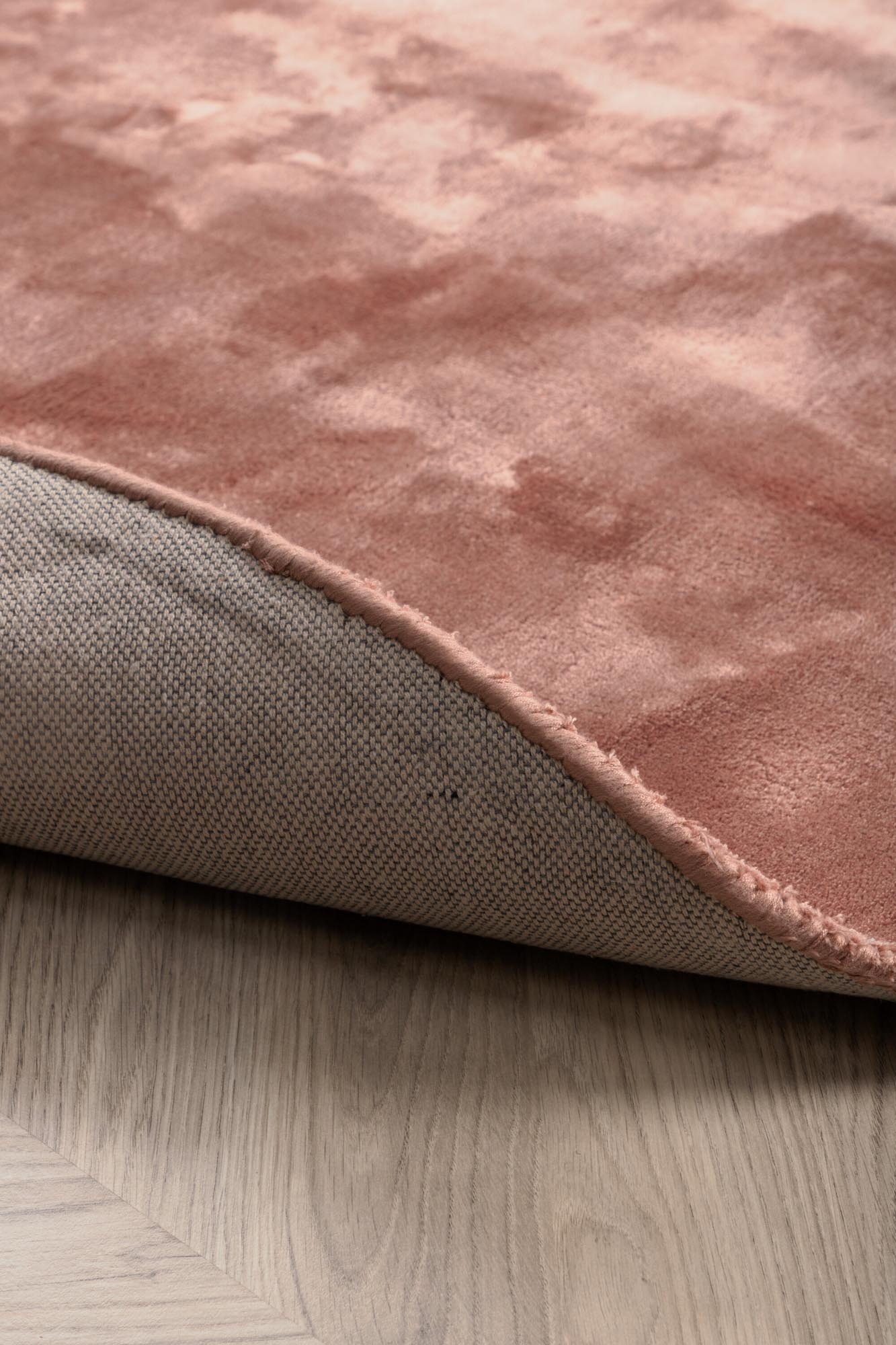 Indra Teppich von Venture Home: Luxuriöse Viskose, zeitloses Design und perfekte Passform für jeden Raum. Verleihen Sie Ihrem Zuhause Stil!